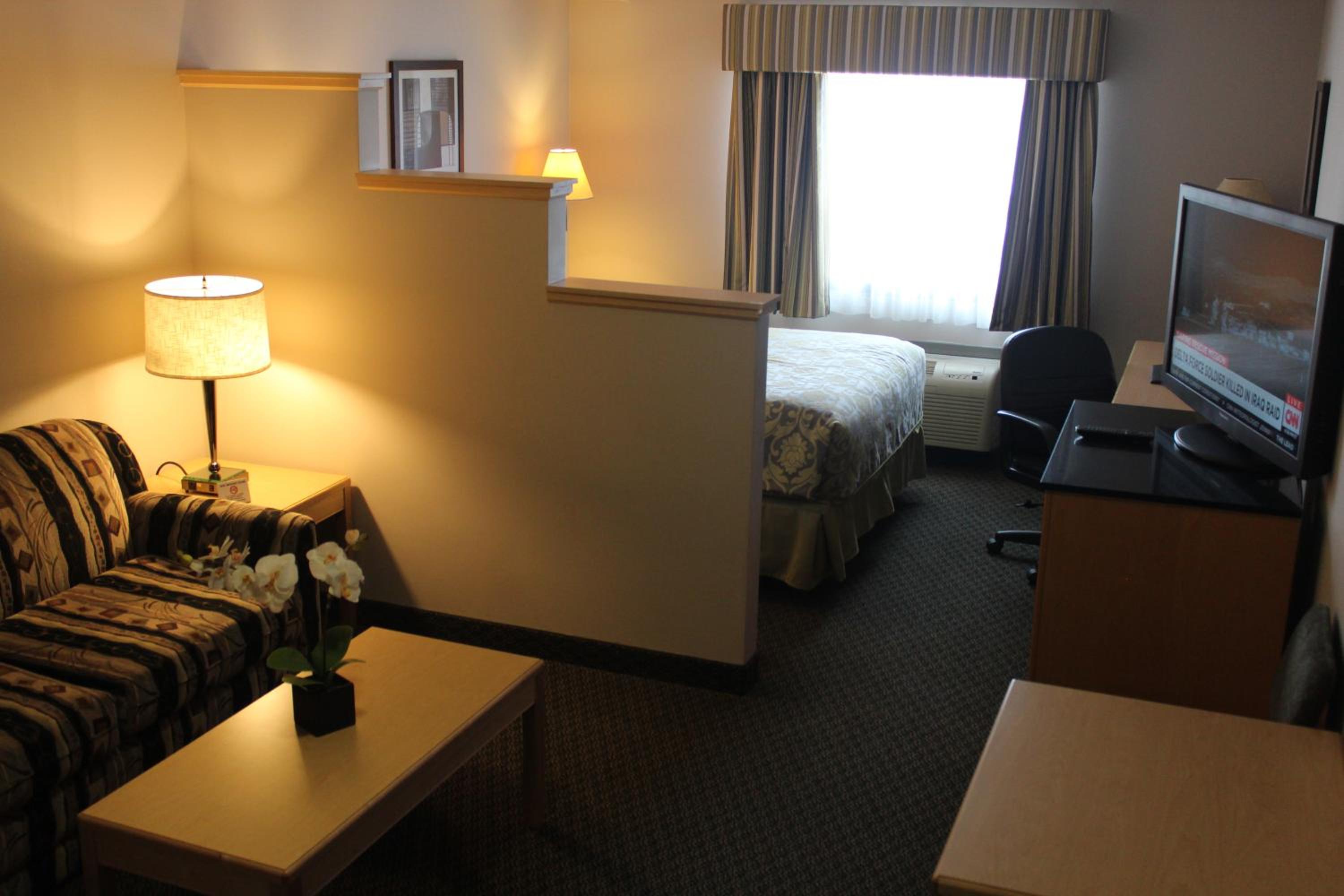 Queen Suite with Kitchenette - Smoking - Photo 6