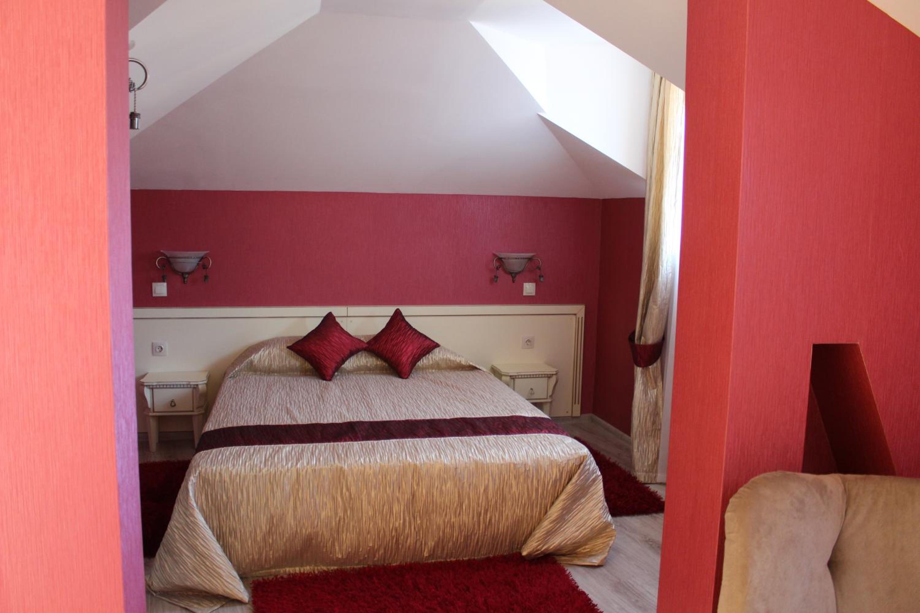Deluxe One-Bedroom Apartment (2 Adults + 2 Children) - Photo 9