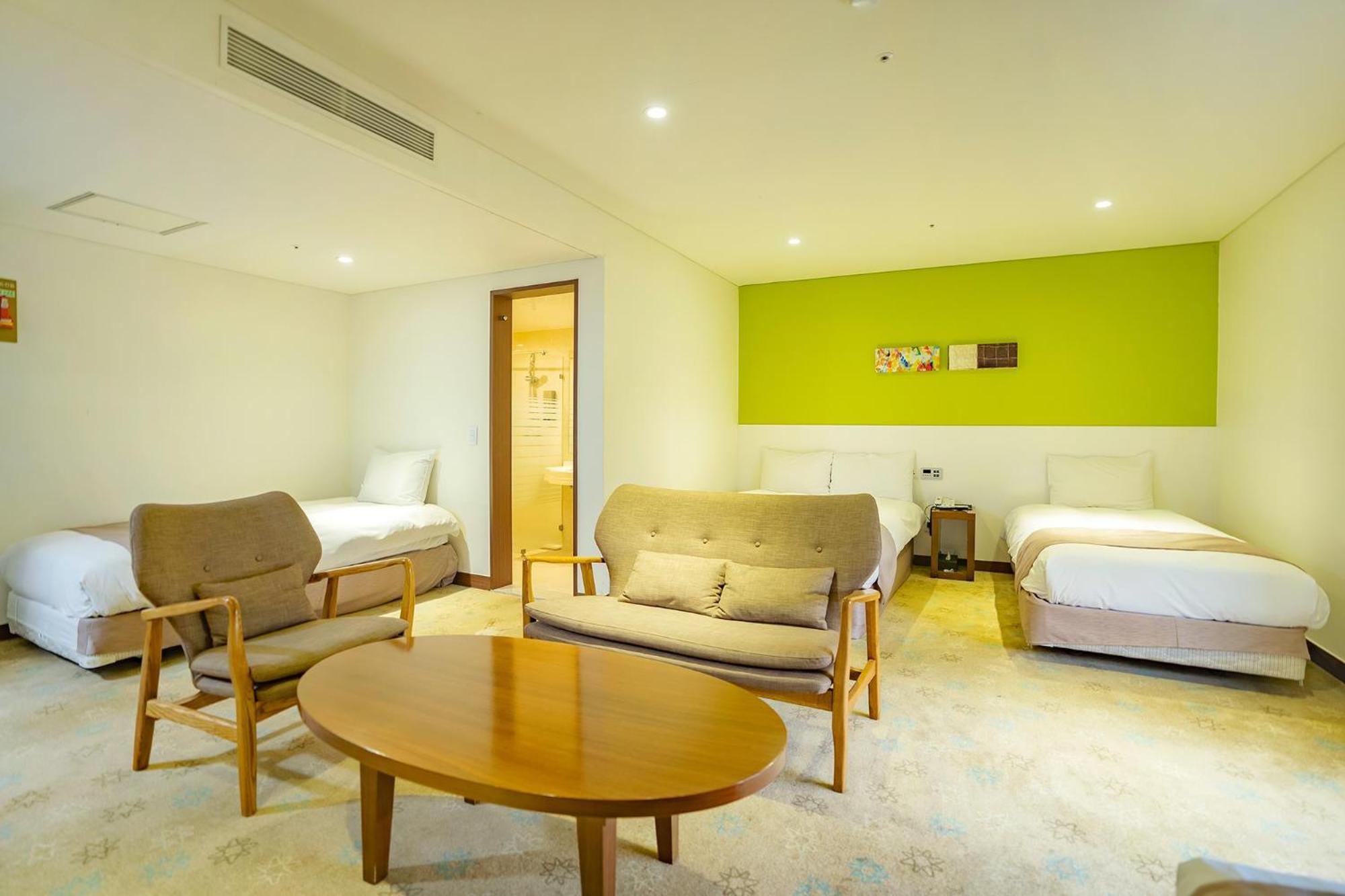 Deluxe Family Room