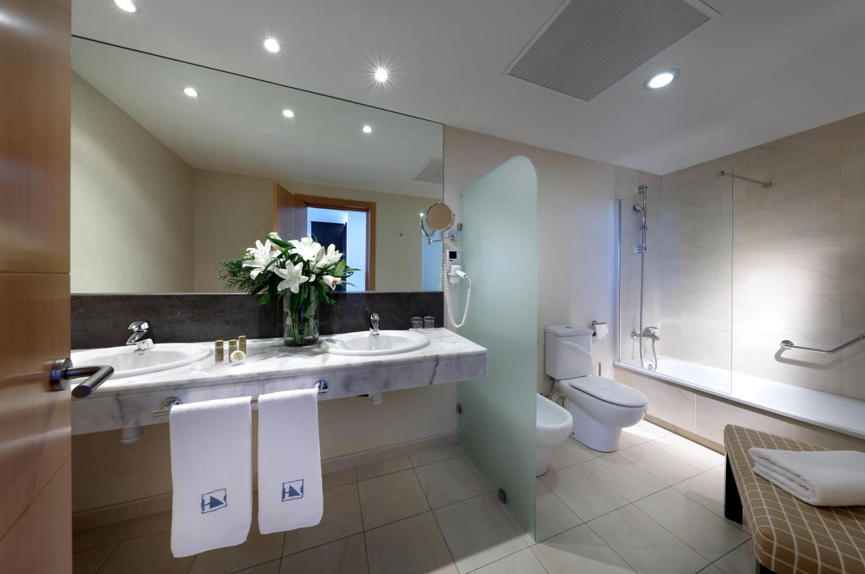Double or Twin Room - Photo 4