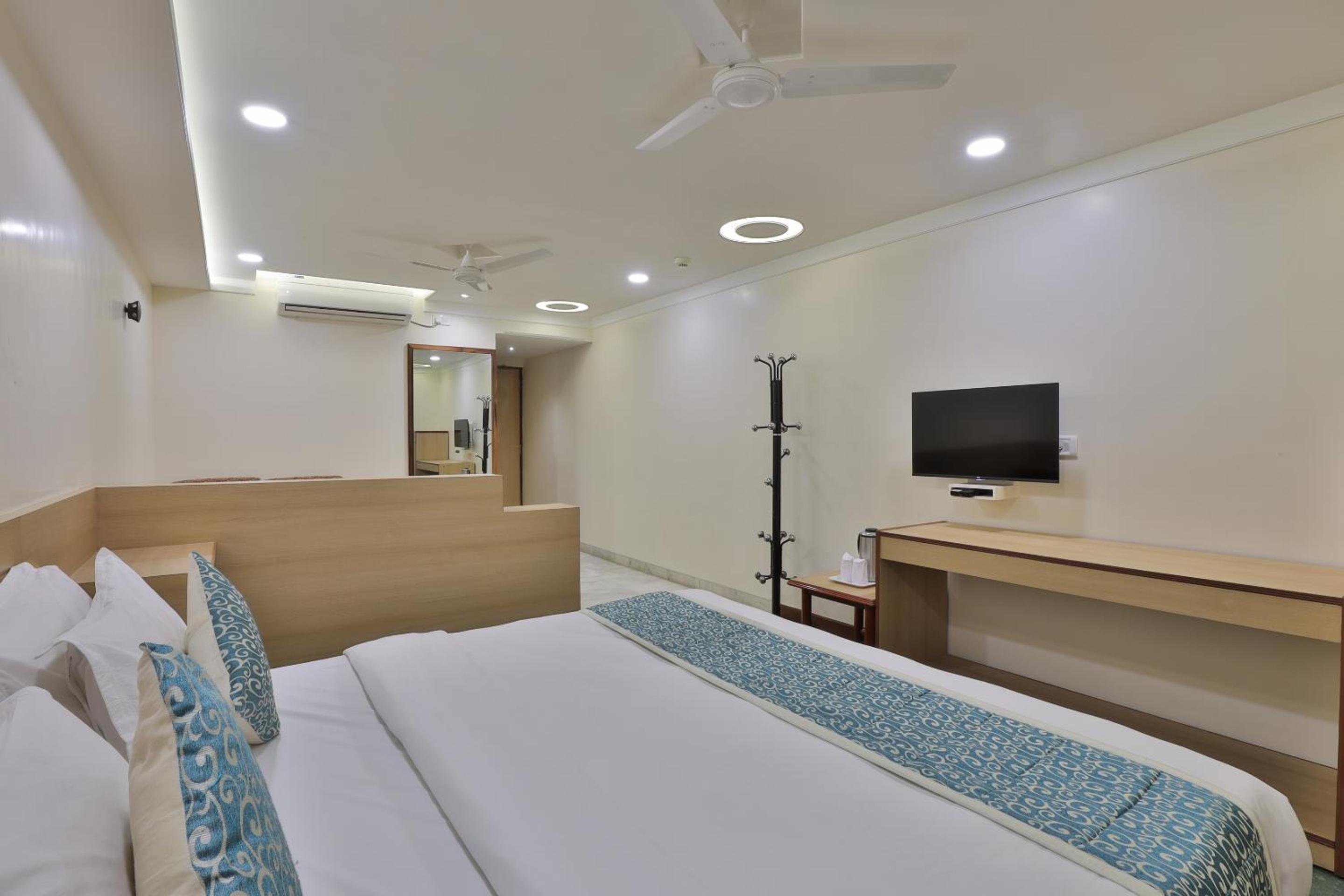 Suite - Photo 1