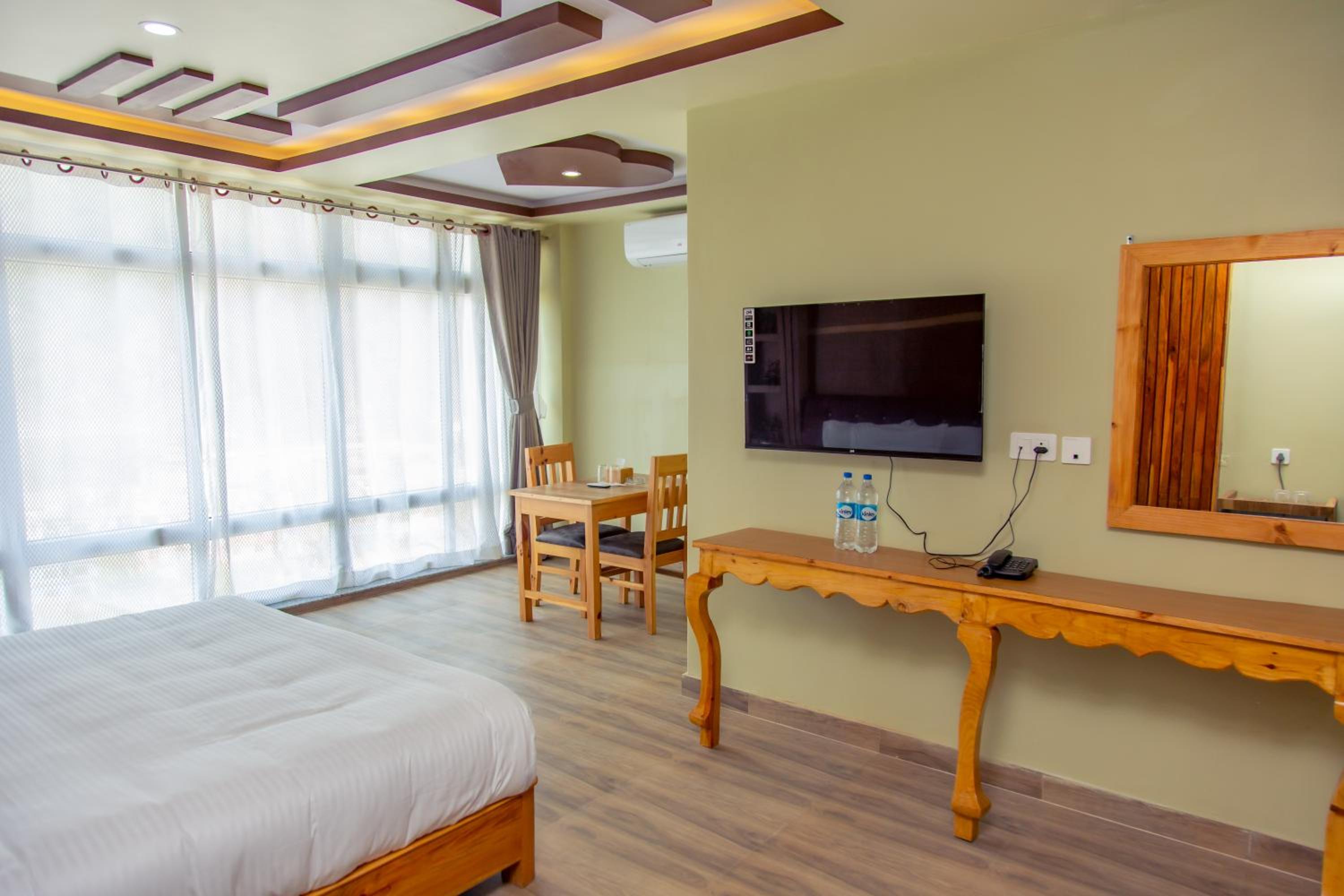 Deluxe King Suite photo 2