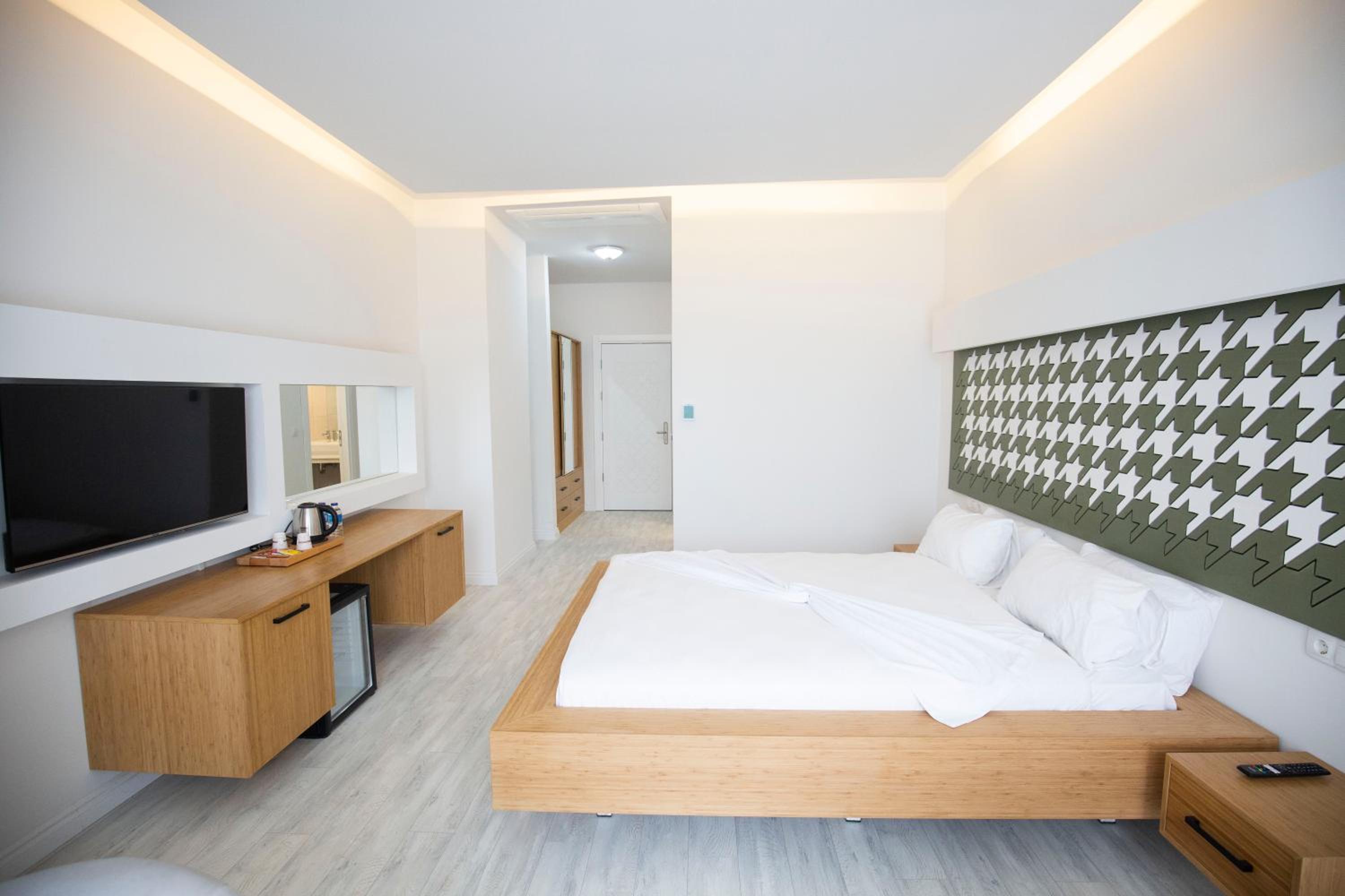 Deluxe Double Room with Bath - Photo 1