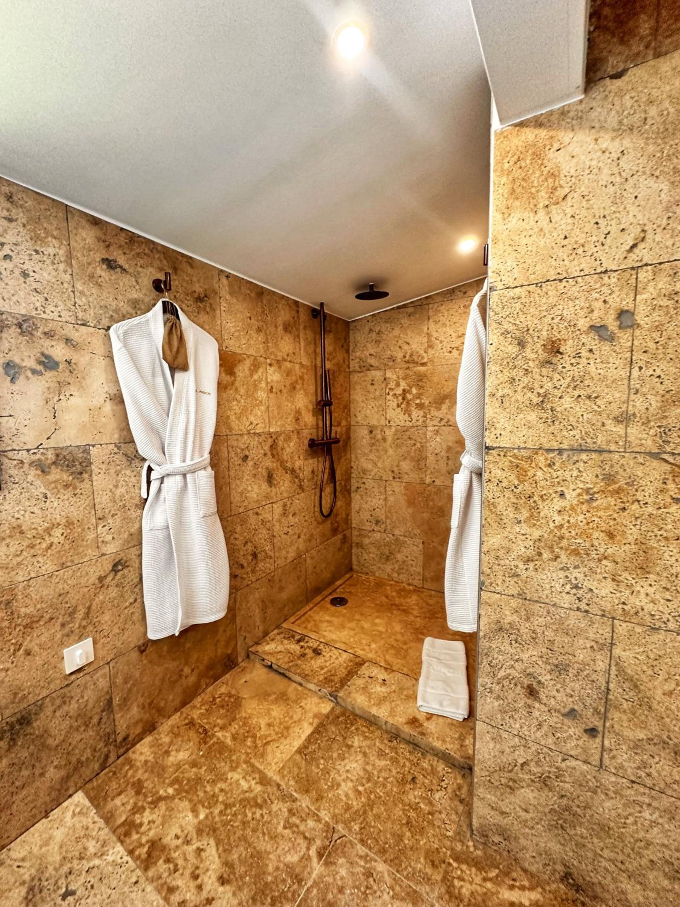 Junior Suite Single with Jacuzzi Breakfast included Junior Suite Single with Jacuzzi Breakfast included