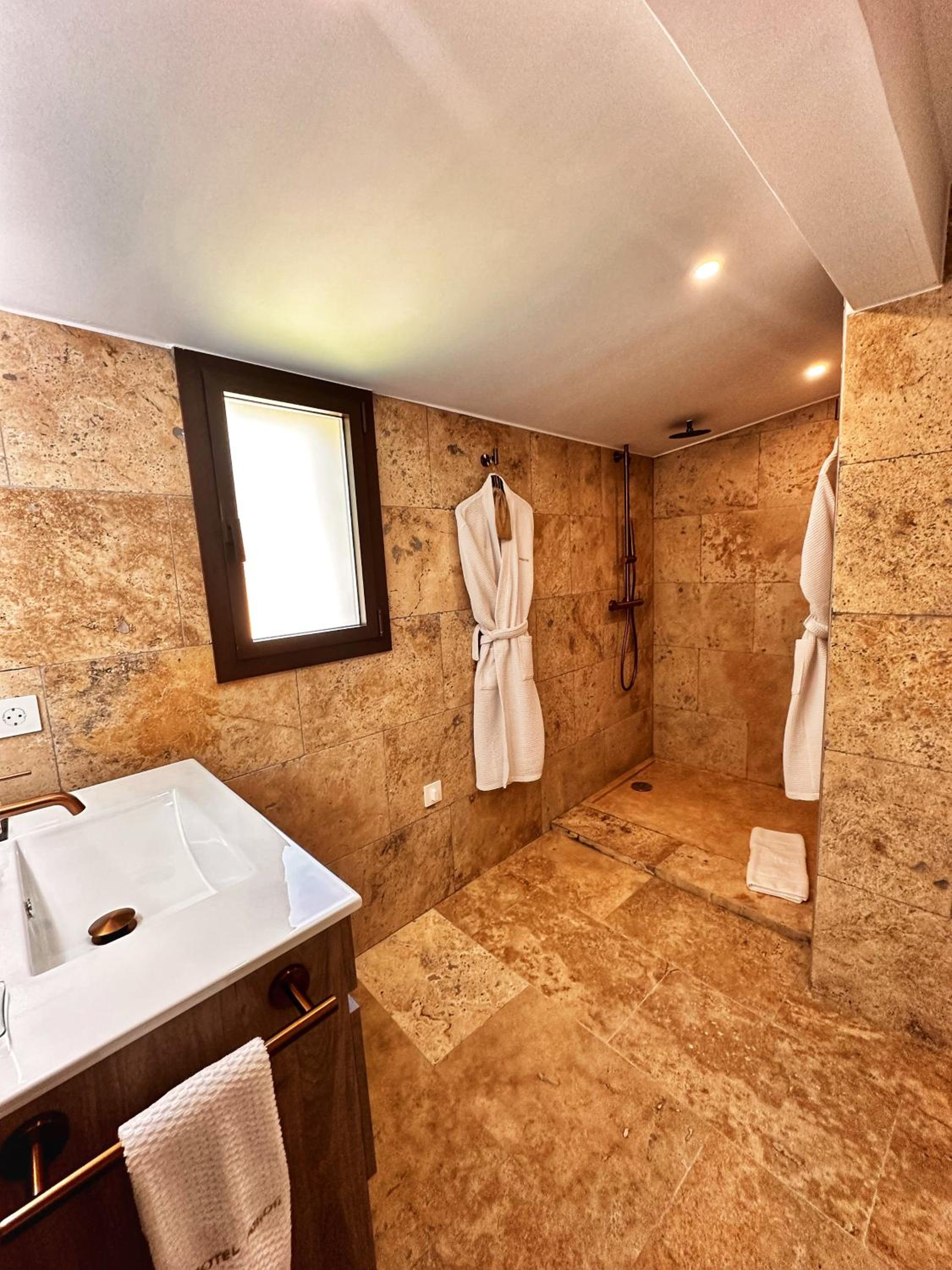 Junior Suite Single with Jacuzzi Breakfast included Junior Suite Single with Jacuzzi Breakfast included