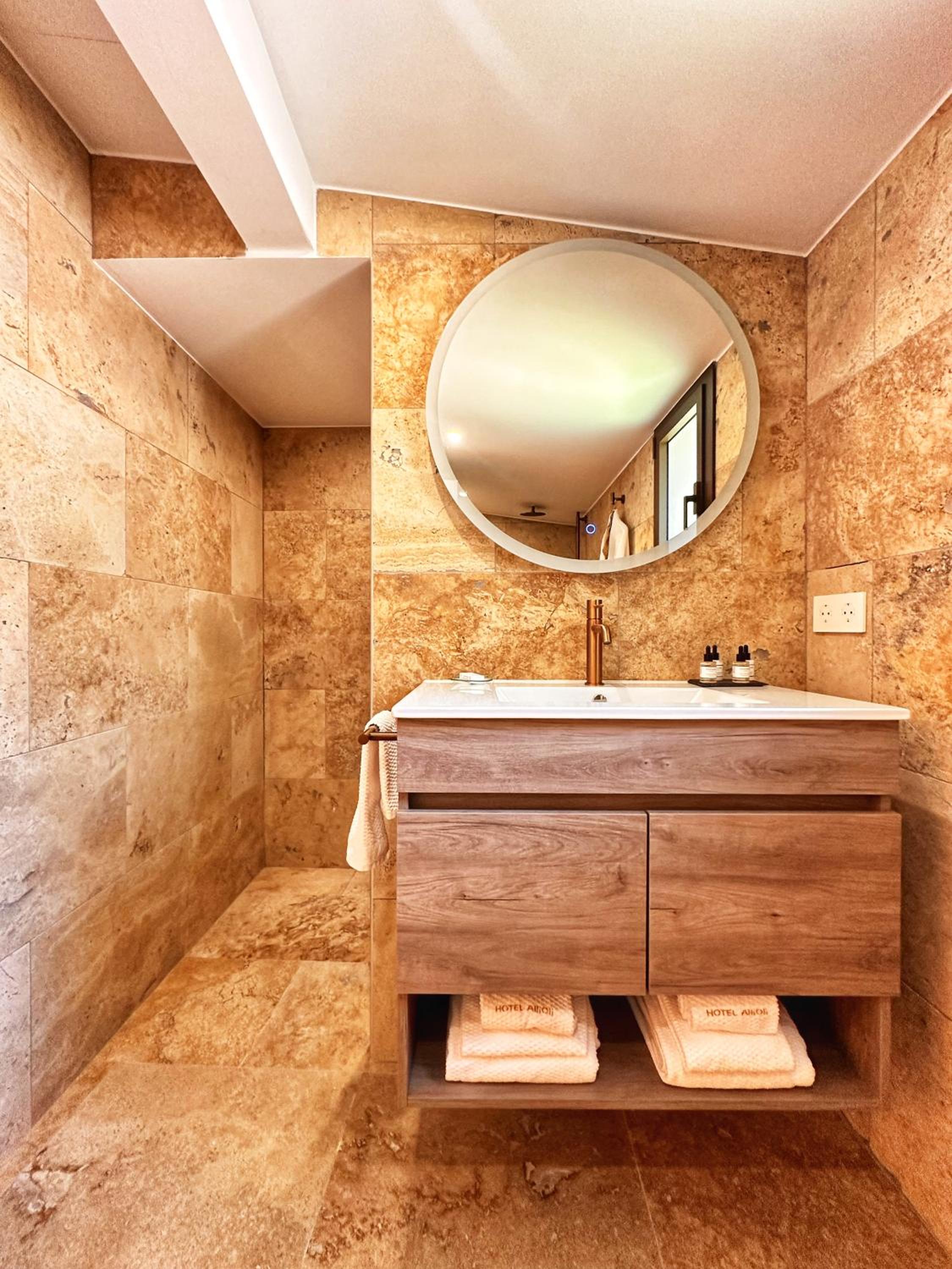 Junior Suite Single with Jacuzzi Breakfast included Junior Suite Single with Jacuzzi Breakfast included
