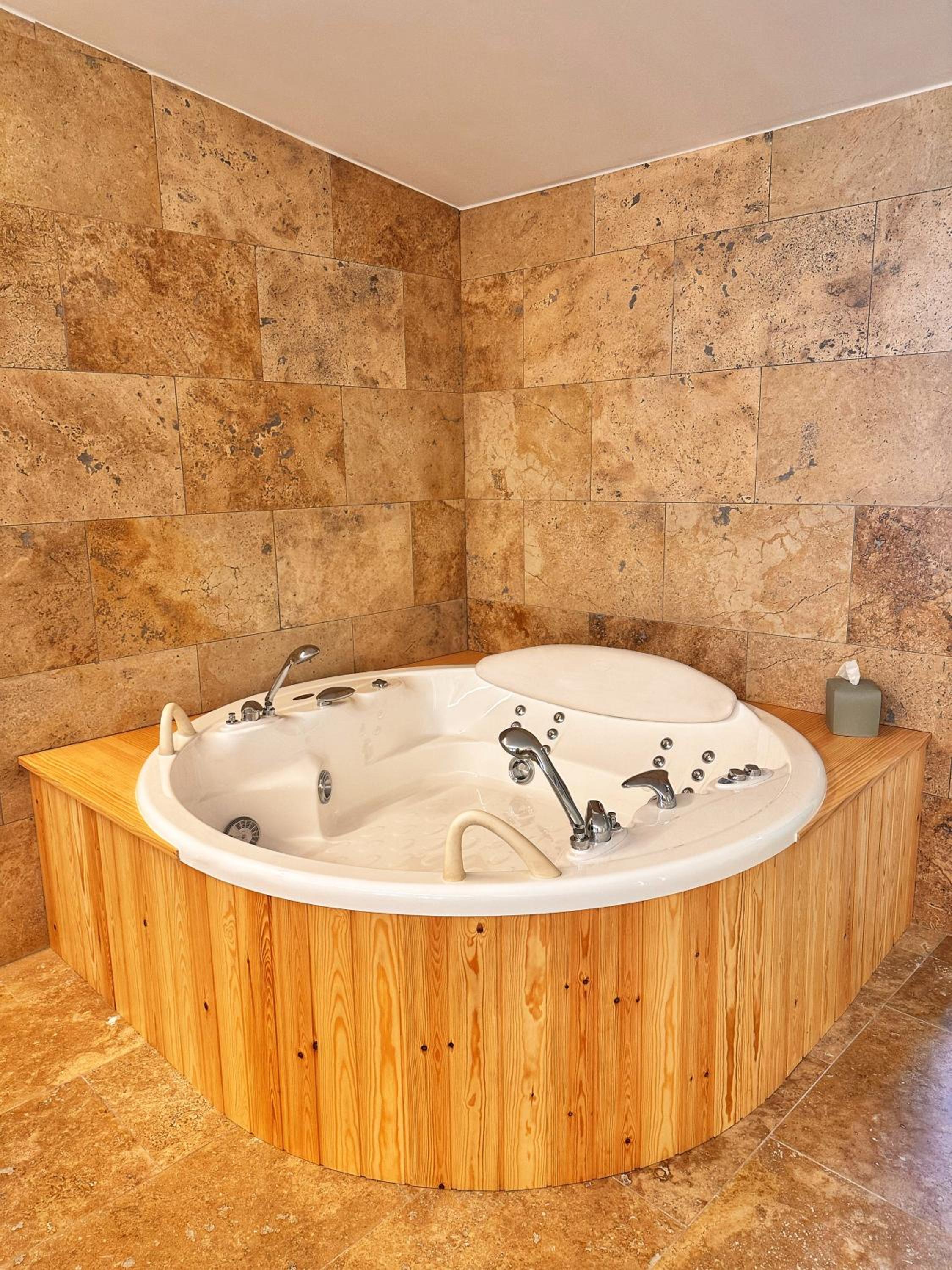 Junior Suite Triple (3 adults) with Jacuzzi Breakfast included Junior Suite Triple (3 adults) with Jacuzzi Breakfast included