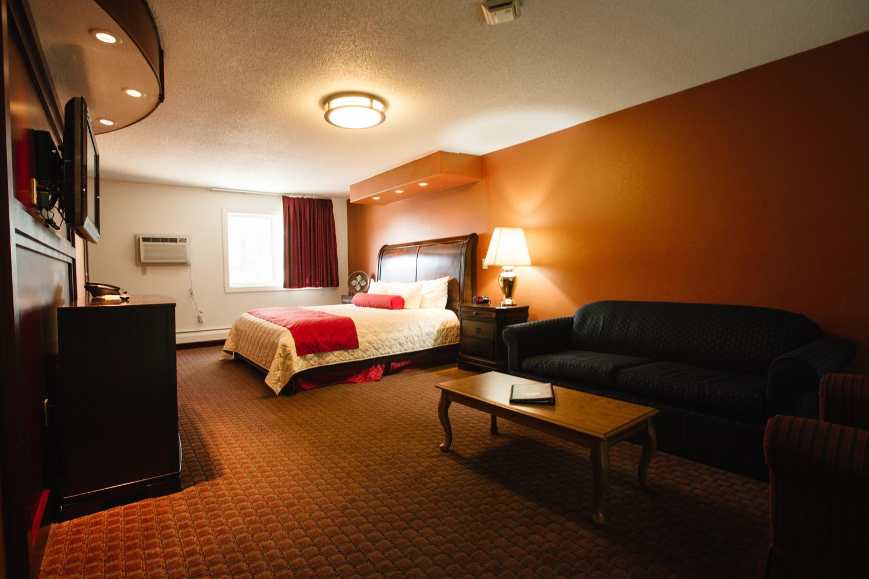 Deluxe King Suite - Non-Smoking - Photo 4