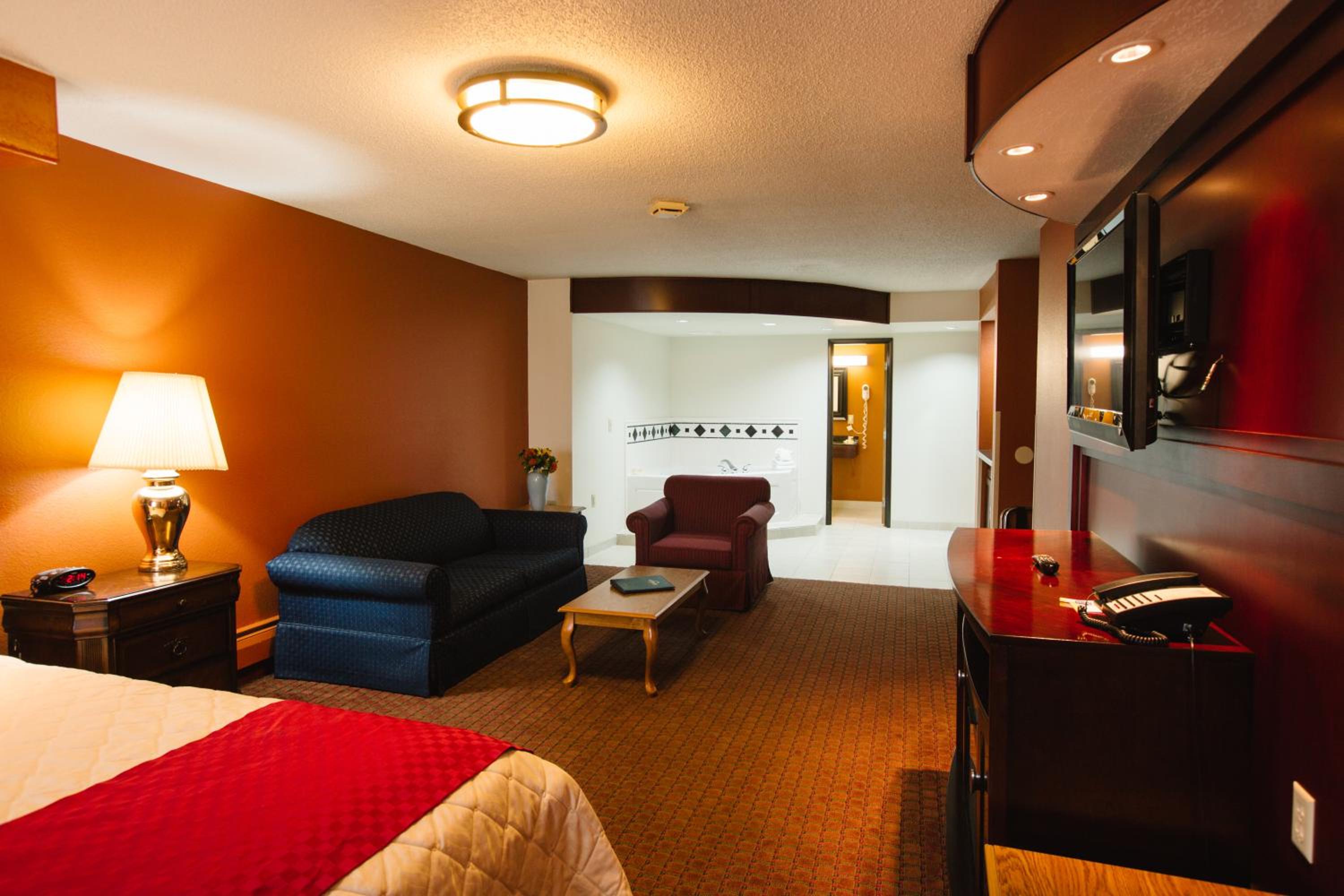 Deluxe King Suite - Non-Smoking - Photo 3
