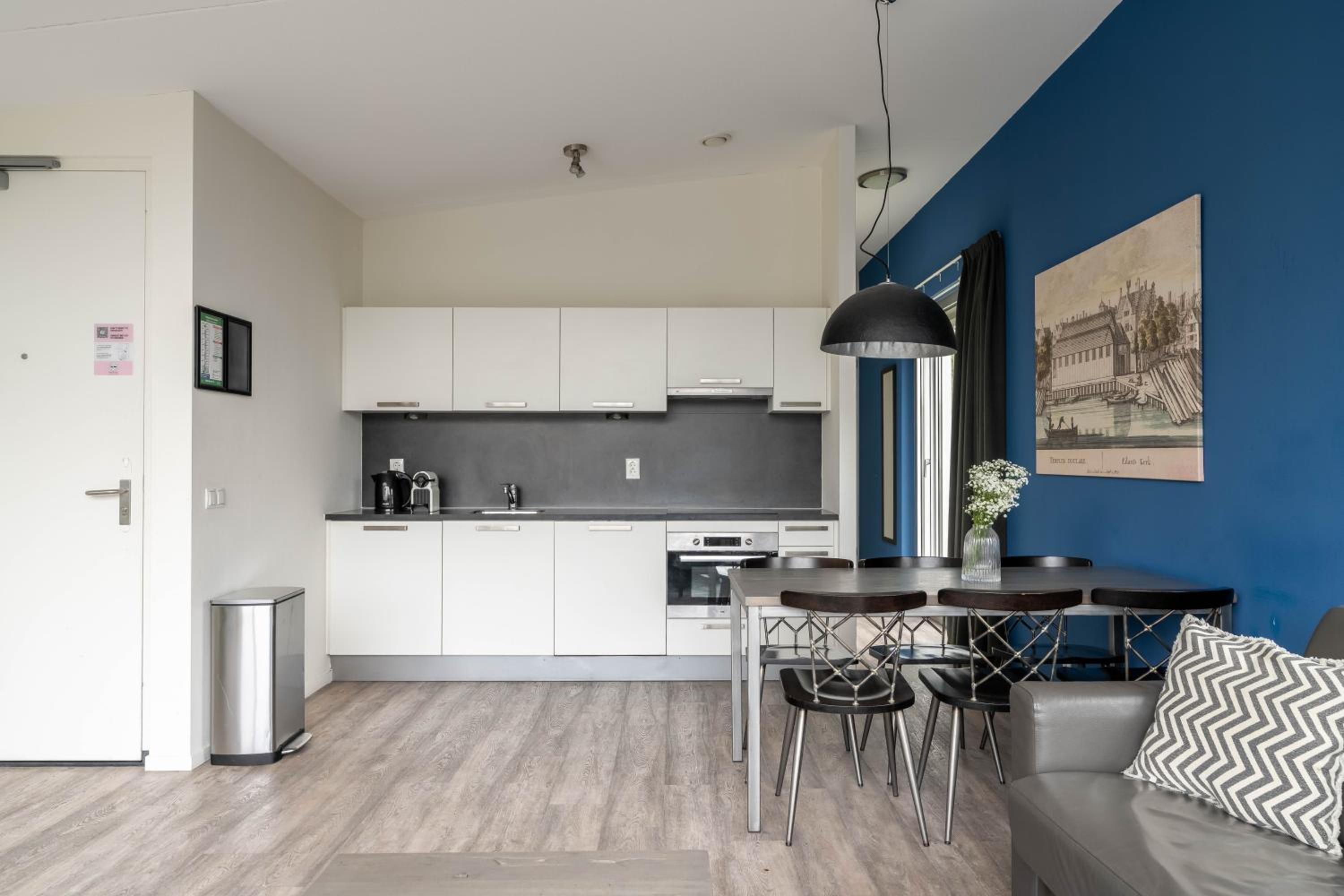 Extra Large 2 Bedroom Apartment with Sofa Bed - Canal view photo 2