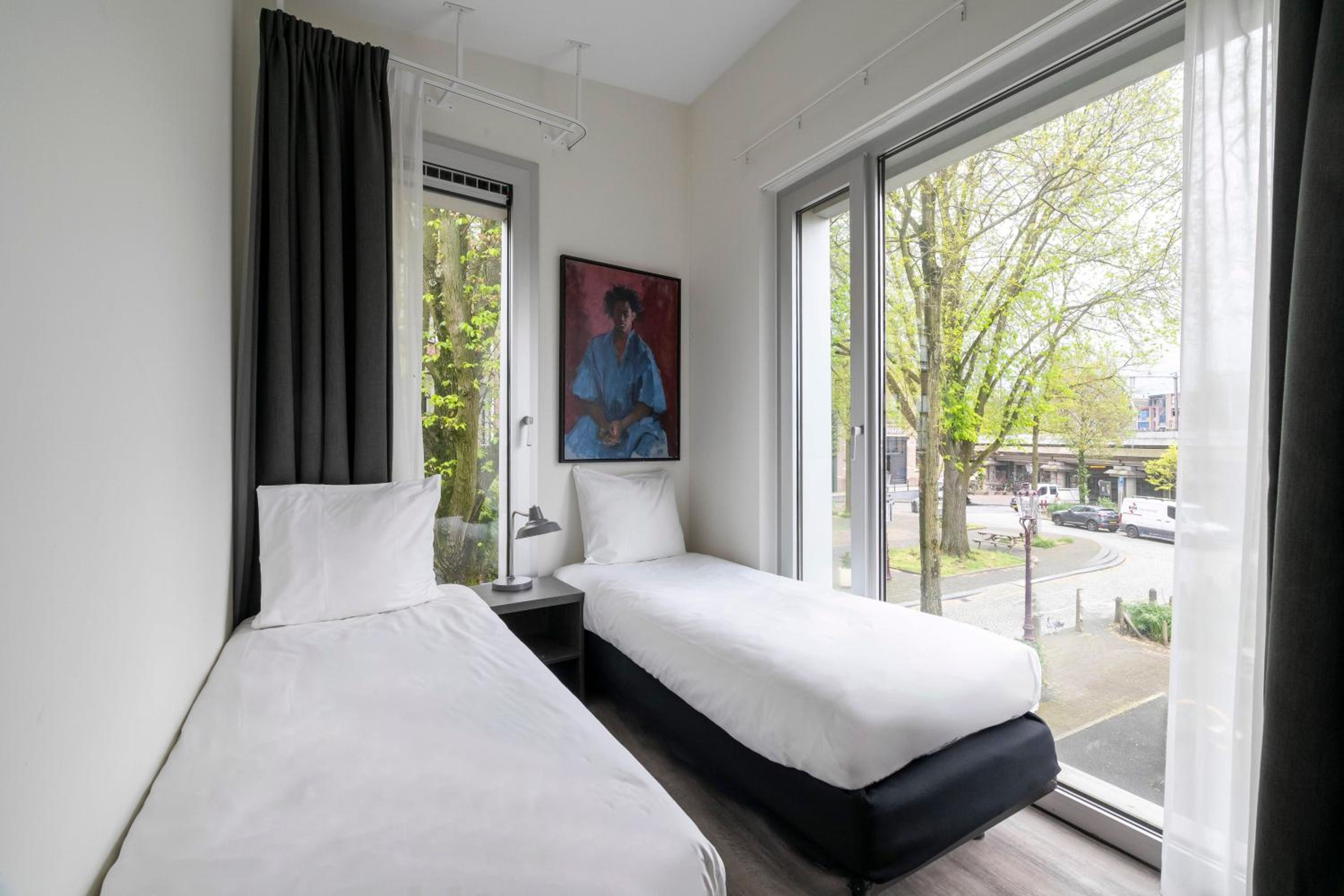Extra Large 2 Bedroom Apartment with Sofa Bed - Canal view photo 3