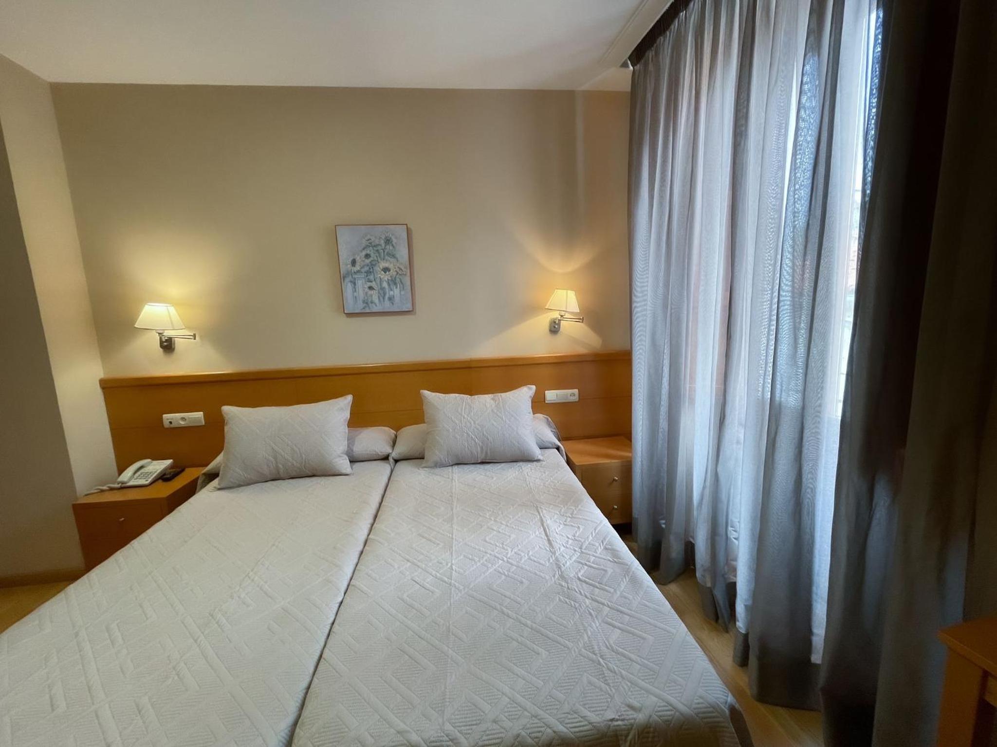 Double or Twin Room - Photo 4
