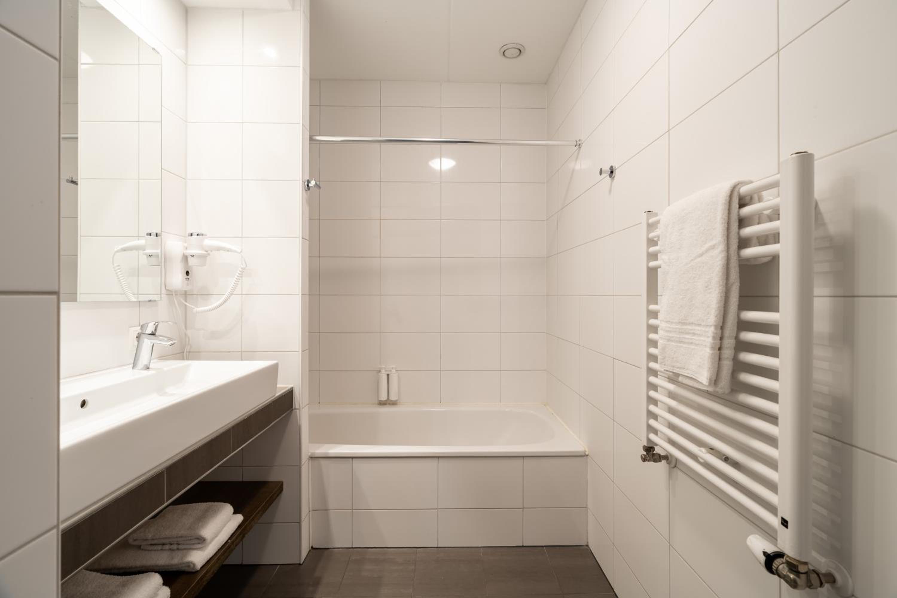 Large 2 Bedroom Apartment - Canal view photo 2