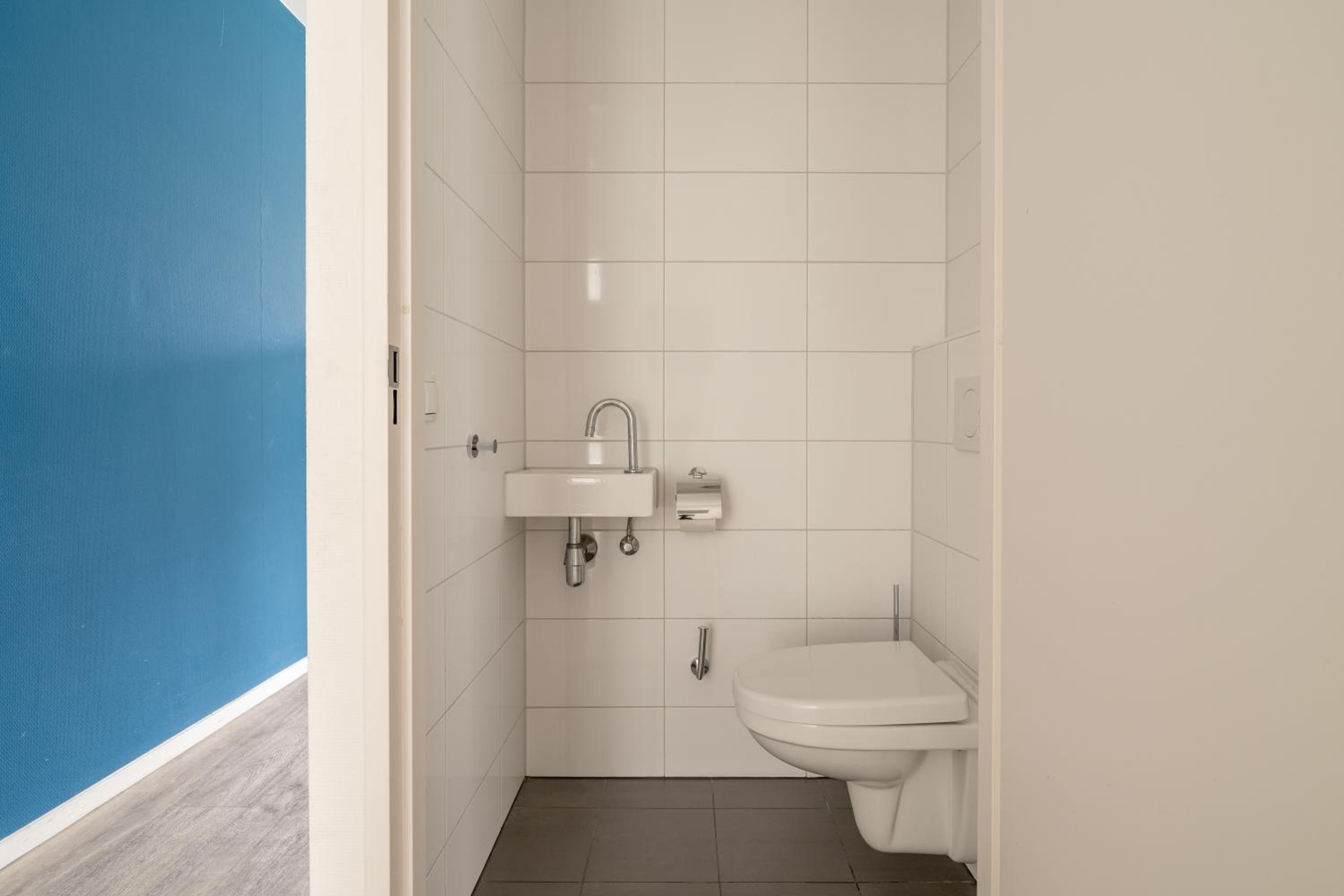 Large 2 Bedroom Apartment - Canal view photo 3