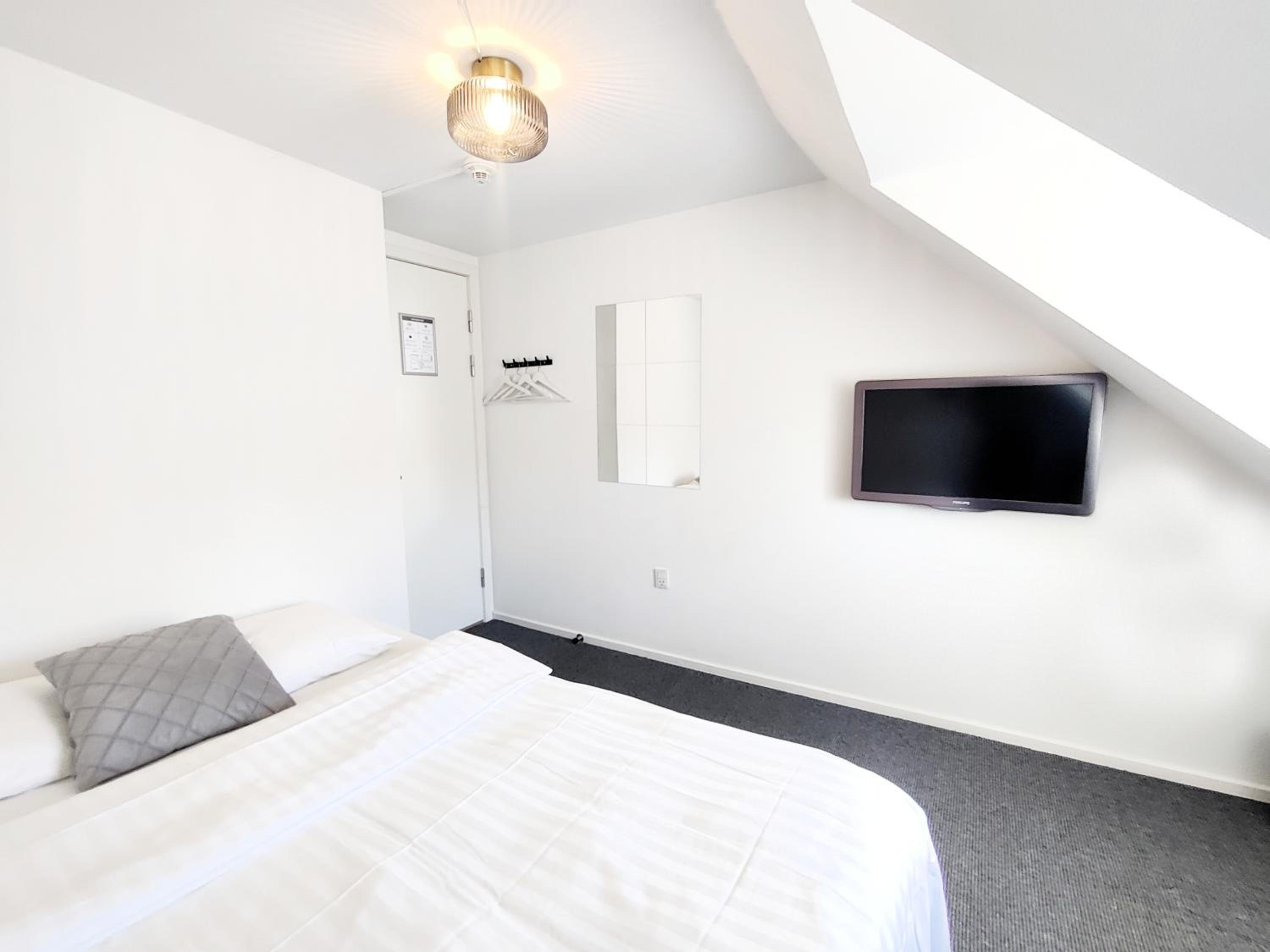 Single Room with Shared Shower and Toilet photo 2