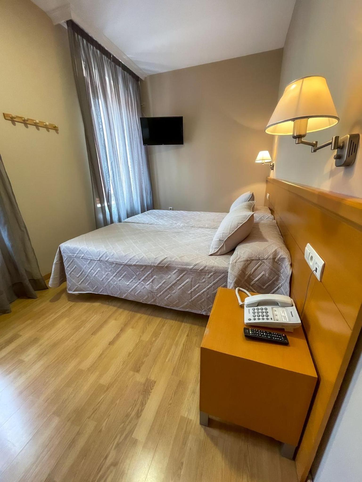 Double or Twin Room - Photo 12
