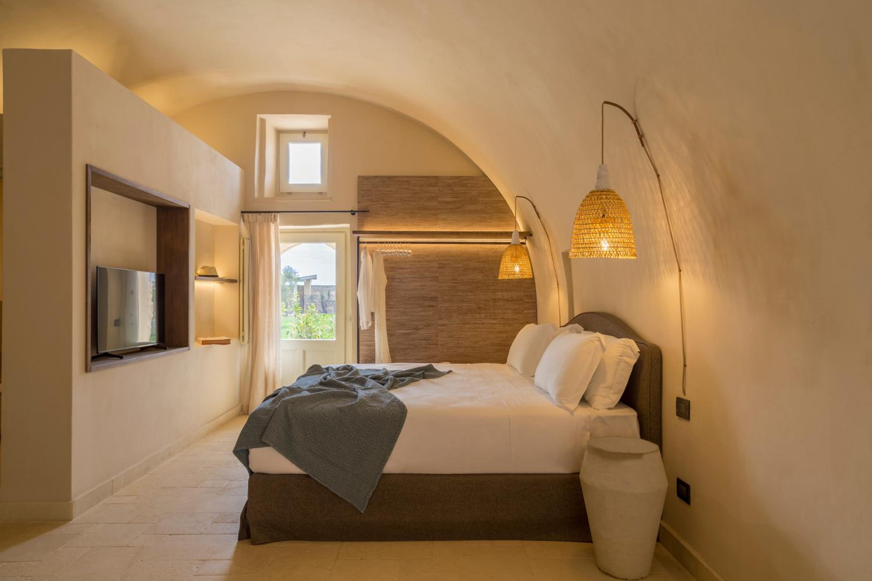 Deluxe Double Room with Balcony - Photo 6