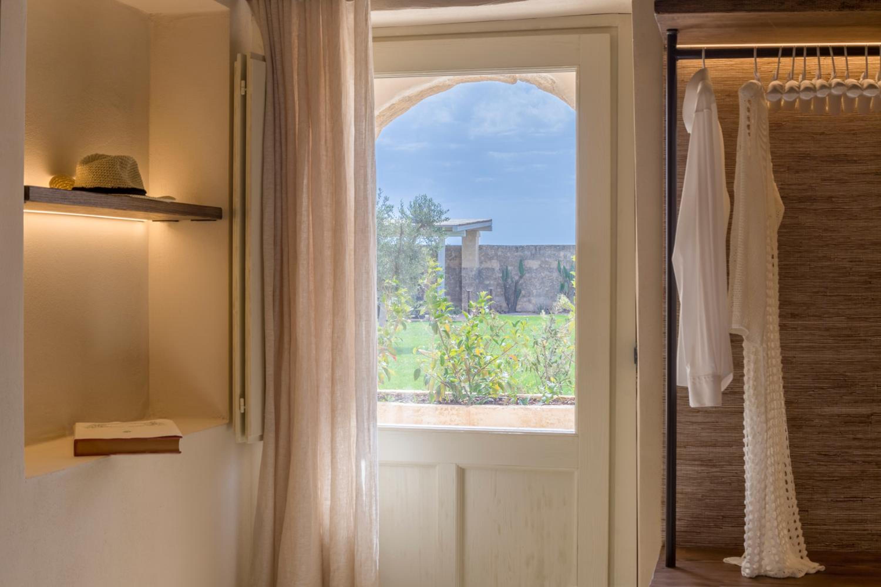 Deluxe Double Room with Balcony - Photo 7