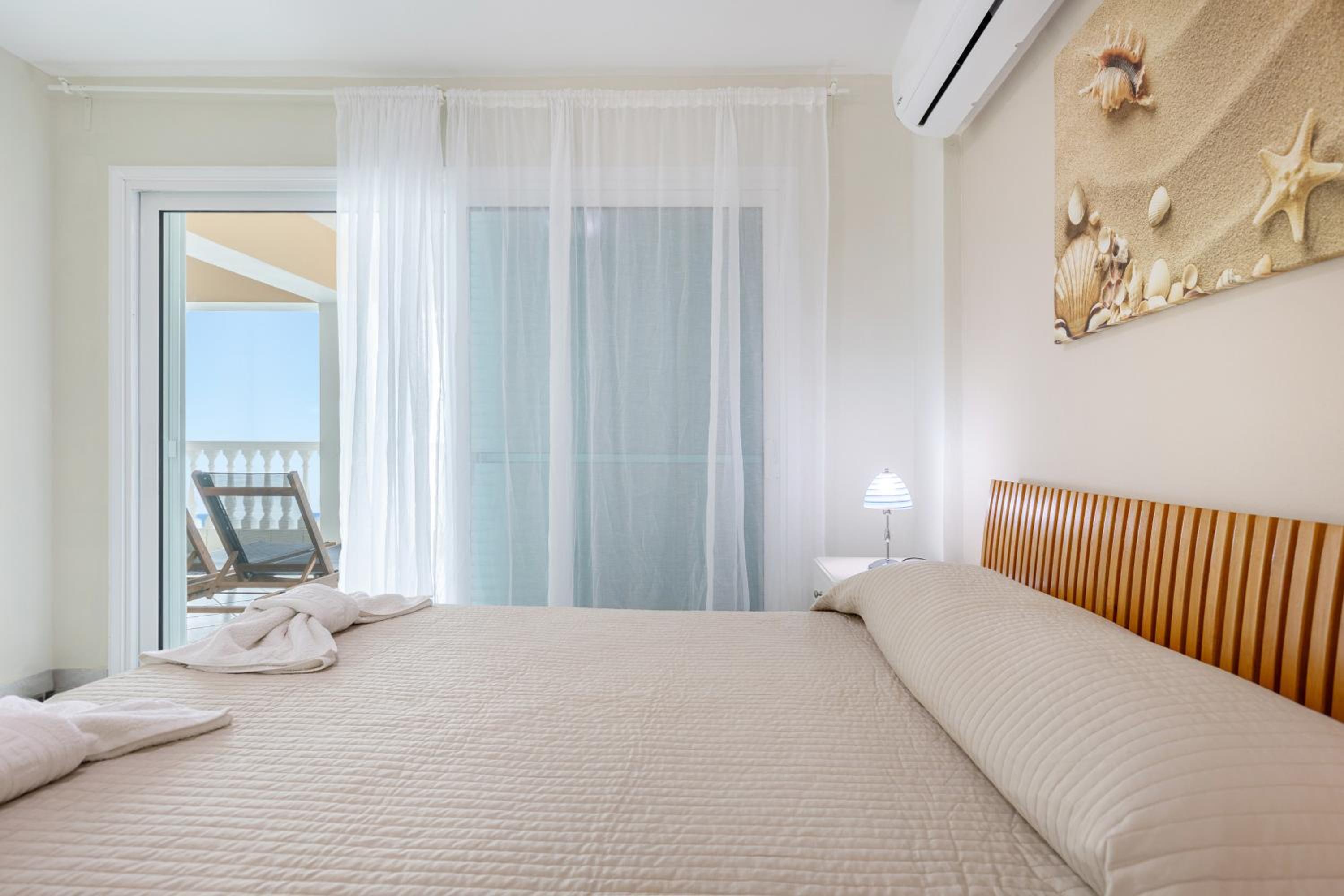 One-Bedroom Apartment with Sea View photo 2