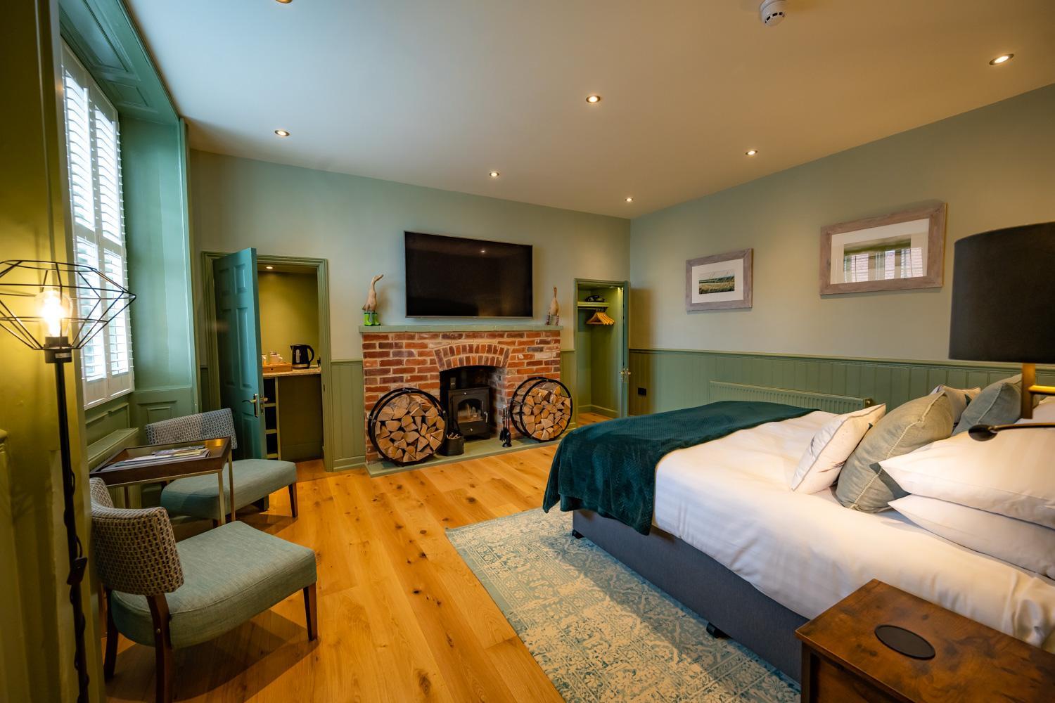 Superior King Room with Courtyard View