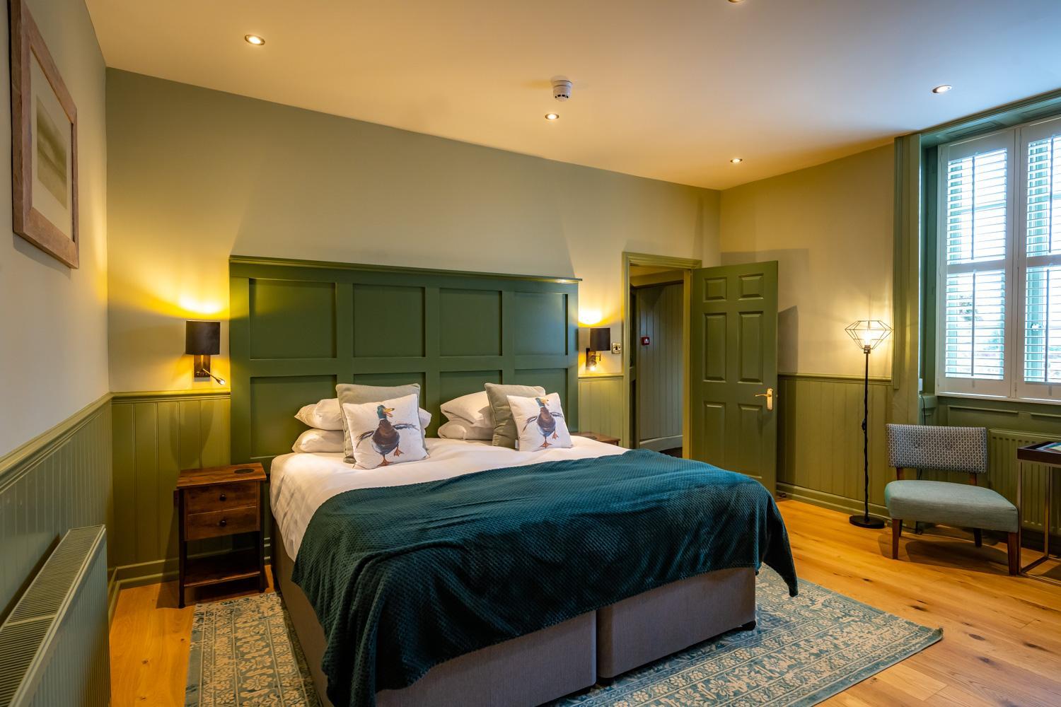 Superior King Room with Courtyard View photo 2