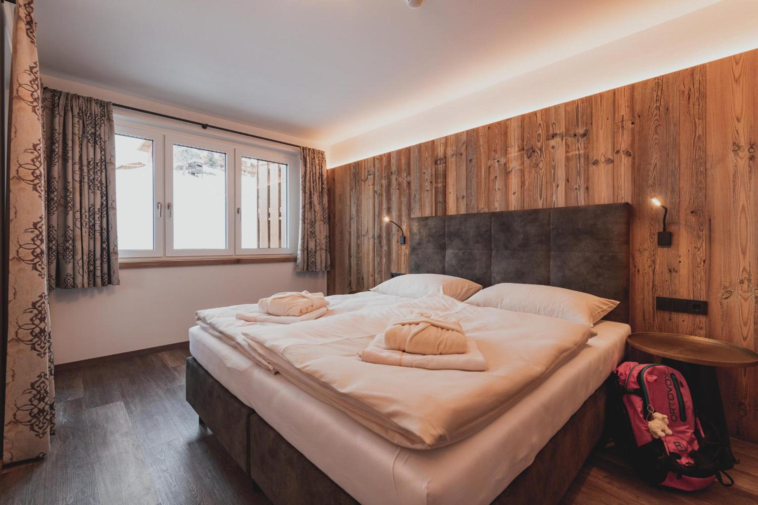 One-Bedroom Apartment with Balcony and Mountain View   photo 1