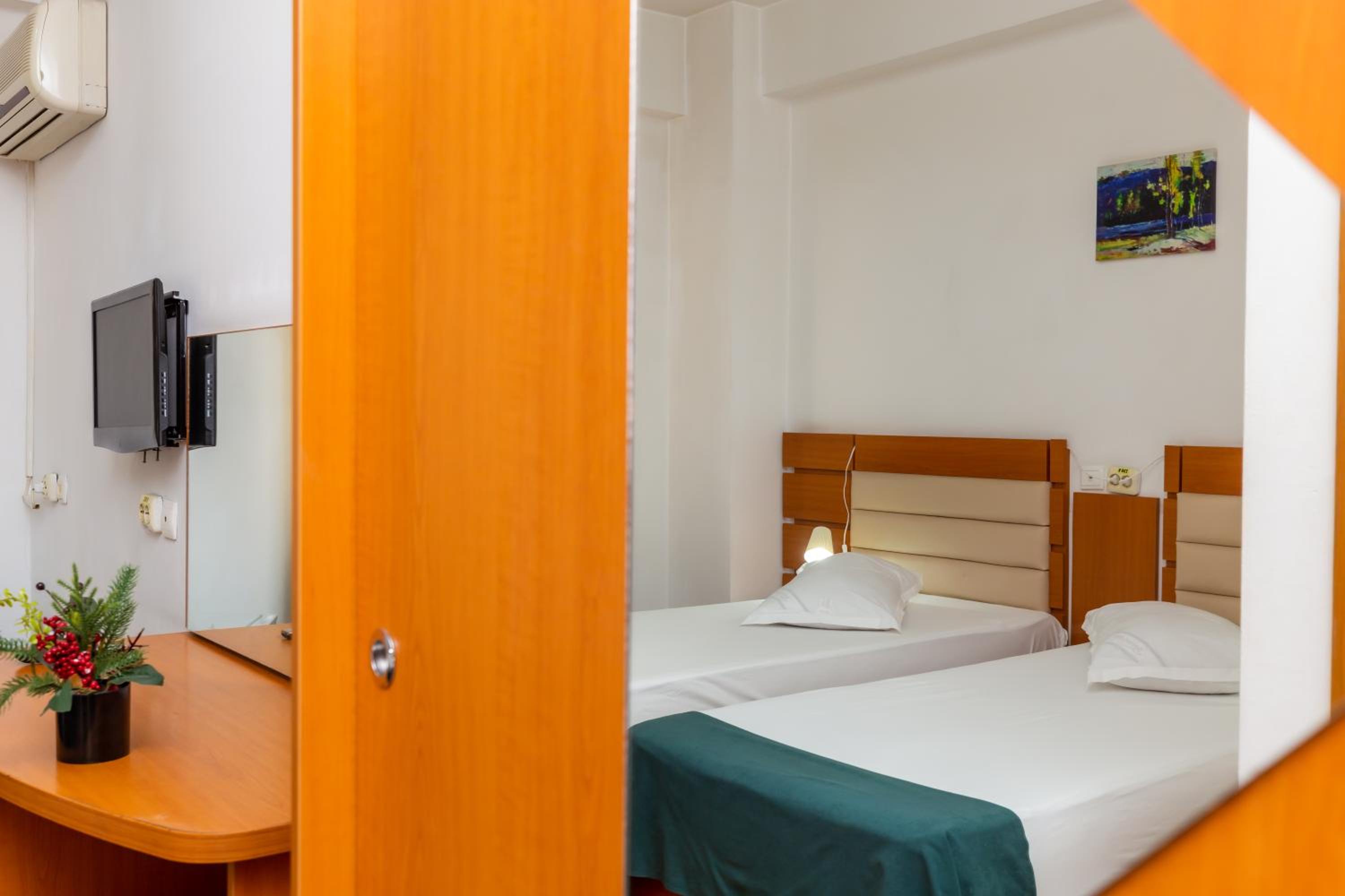Twin Room - Photo 1