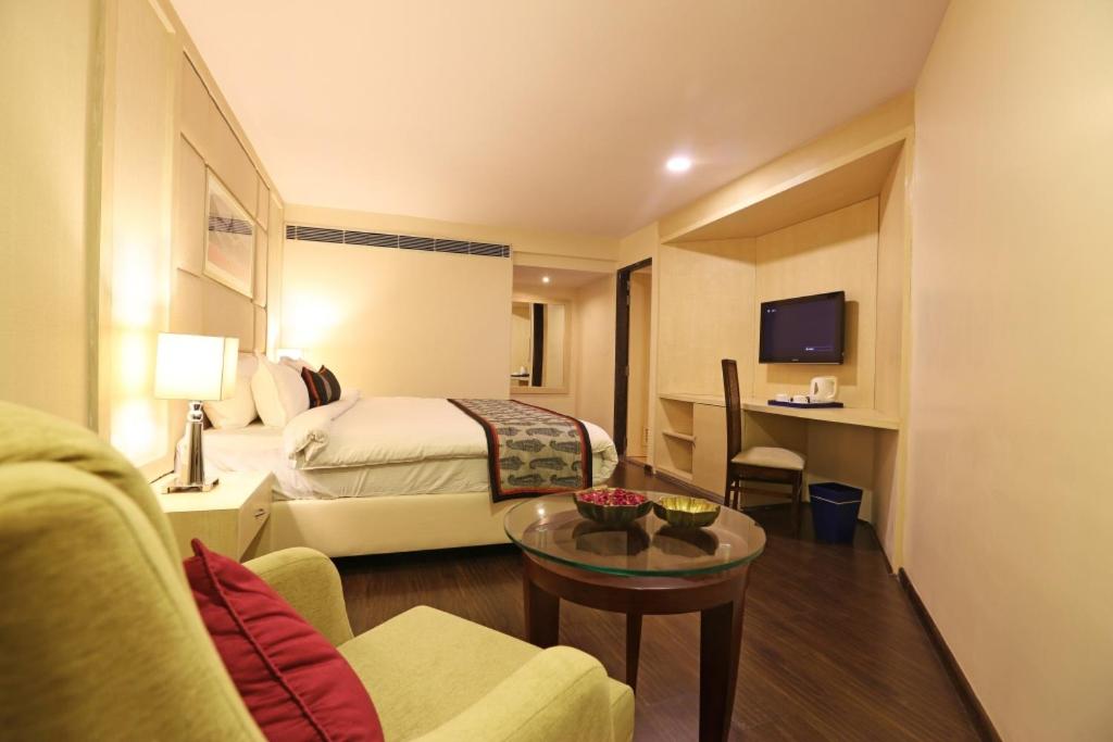 Deluxe Room: Enjoy Happy Hours with 1+1 offer on Alcoholic Beverages (11am - 11pm), 20% off on Food & Beverage services, Early Check-In and Late Checkout upto 3 hrs (SAV)