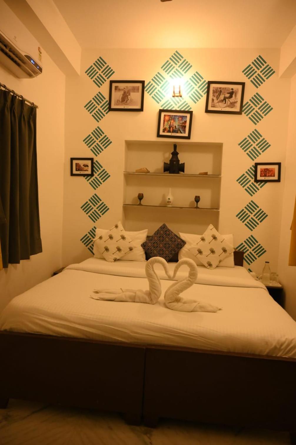 Deluxe Room - Photo 11