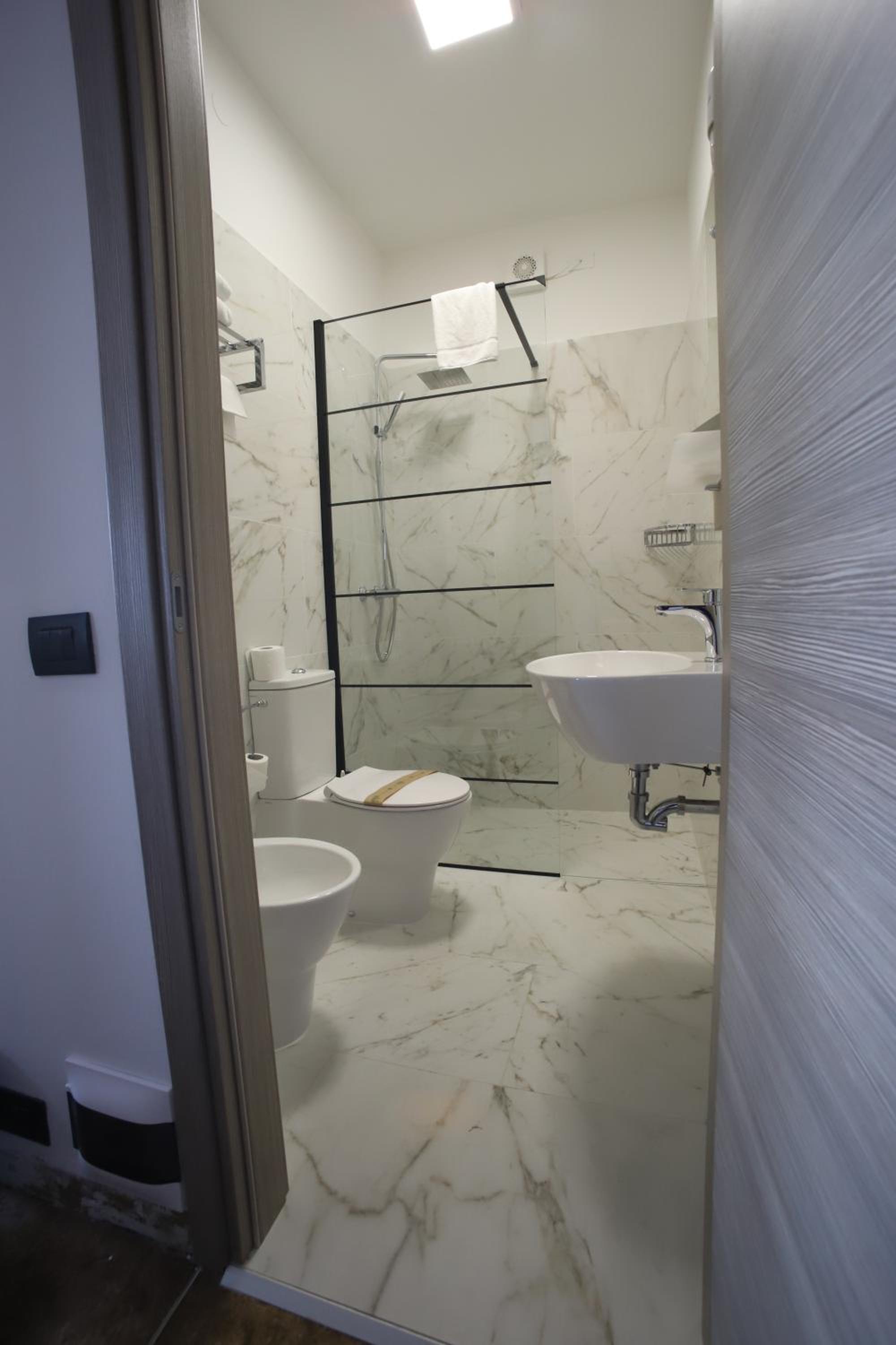 Deluxe Room - Photo 11