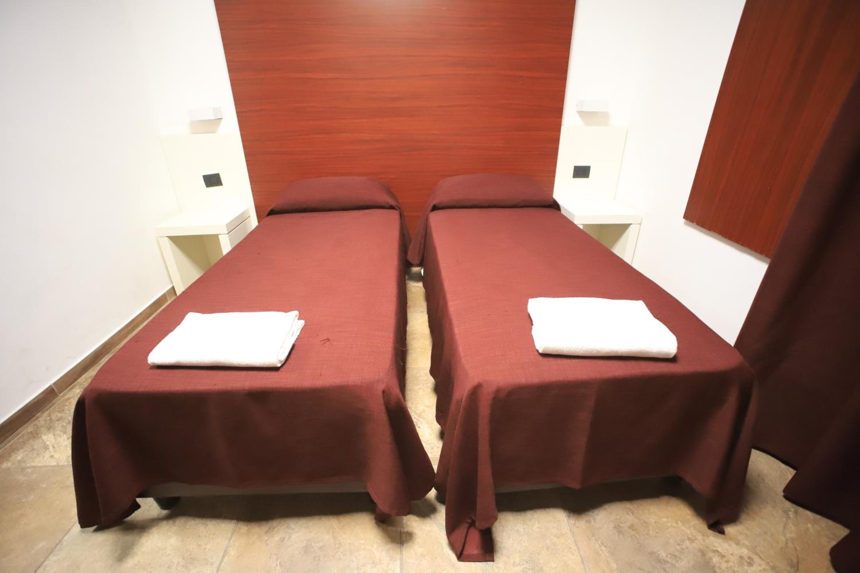 Economy Twin Room - Photo 1
