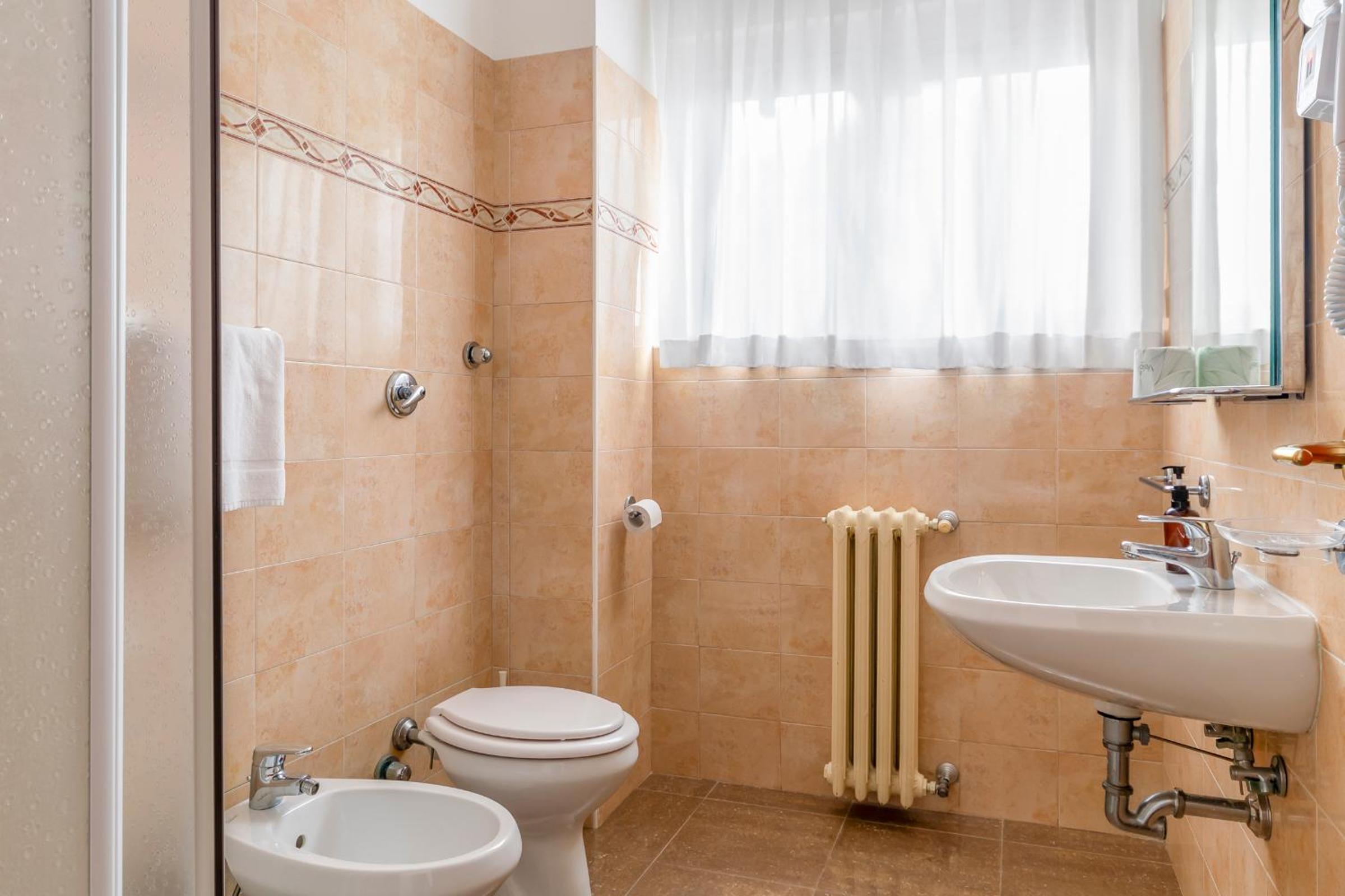 Double Room - Photo 8