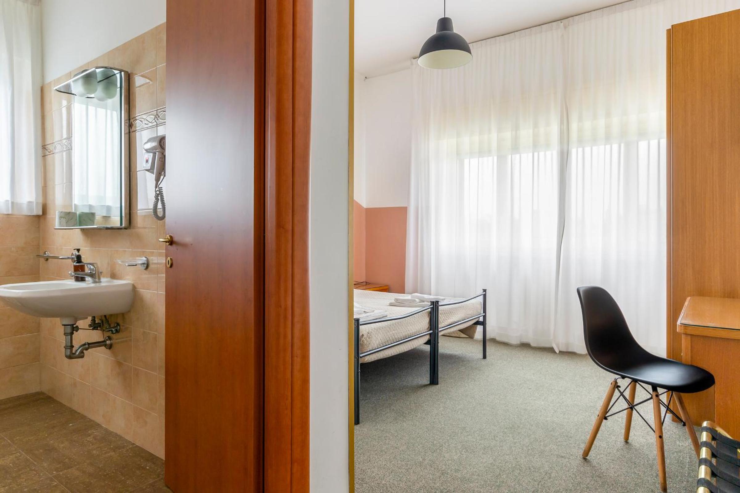Double Room - Photo 13