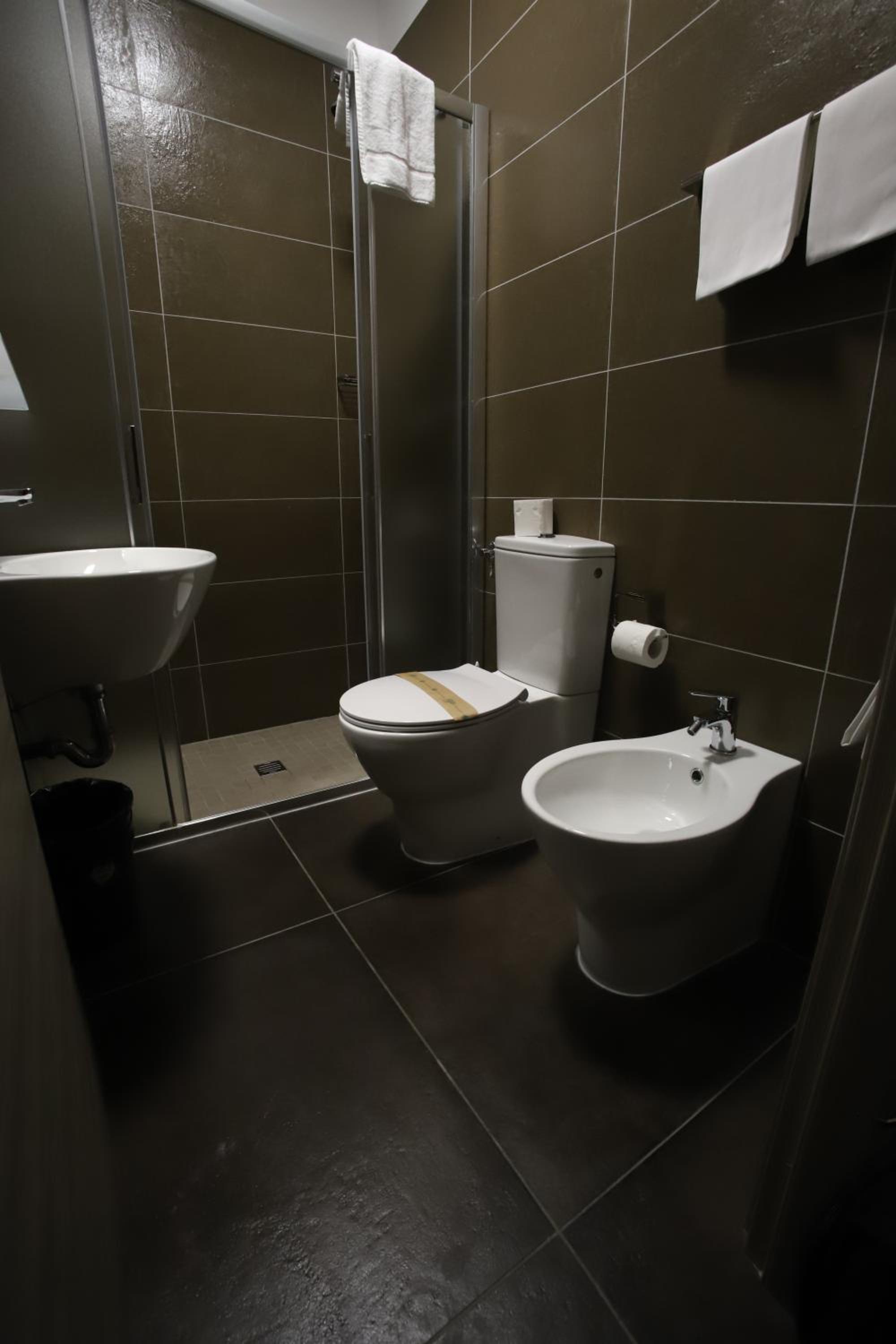 Double Room - Photo 5