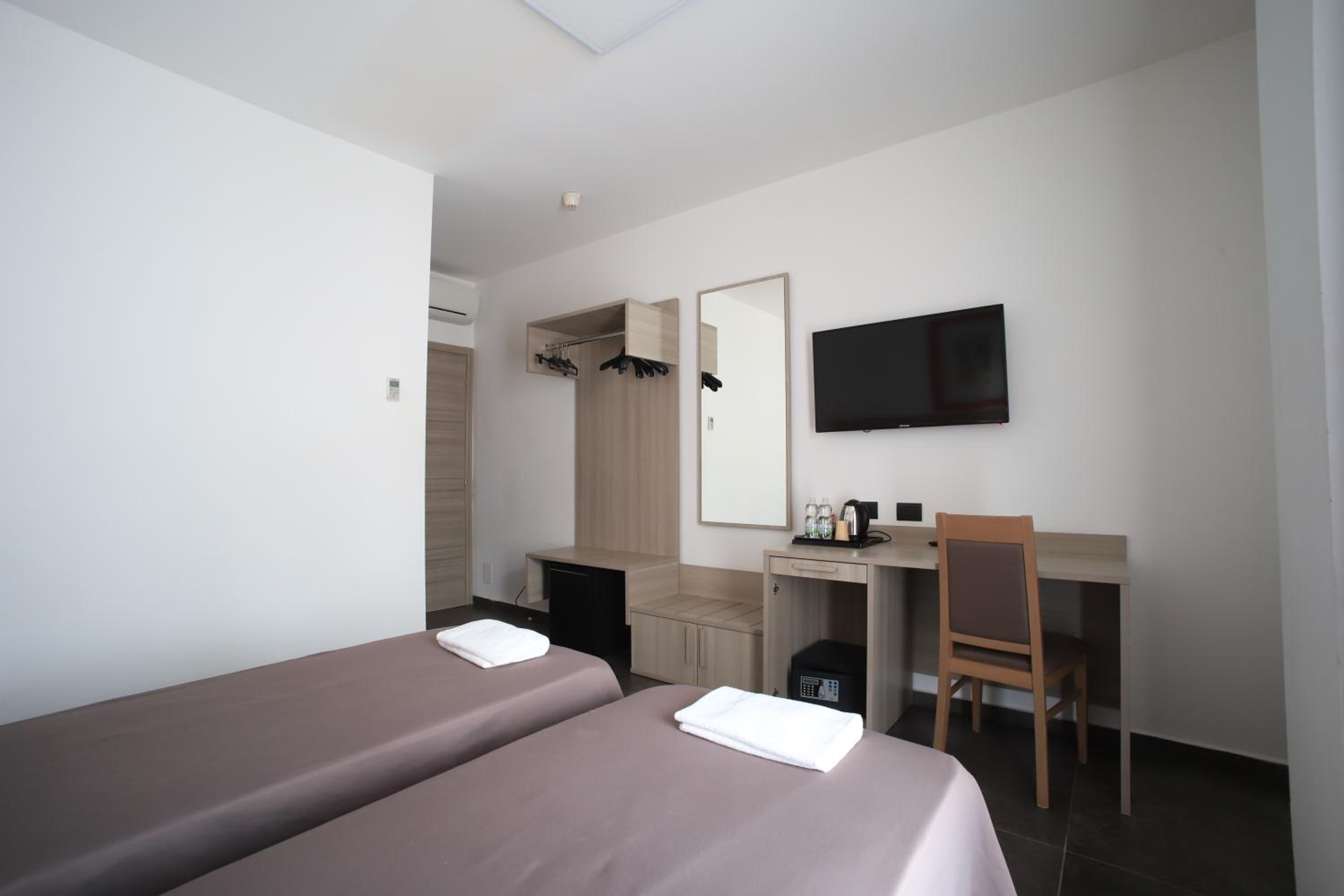 Twin Room - Photo 5