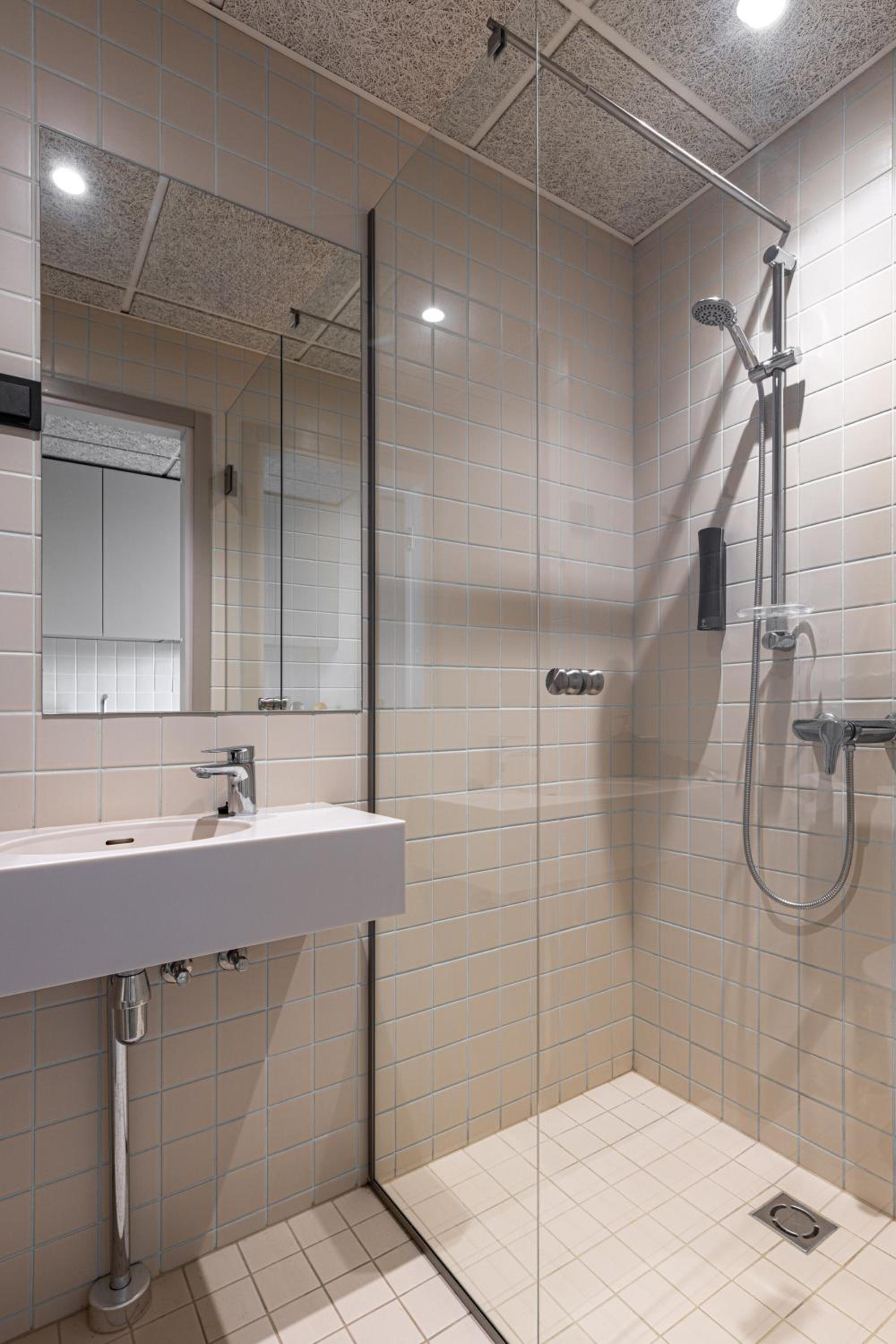 Standard Twin Room - Photo 5