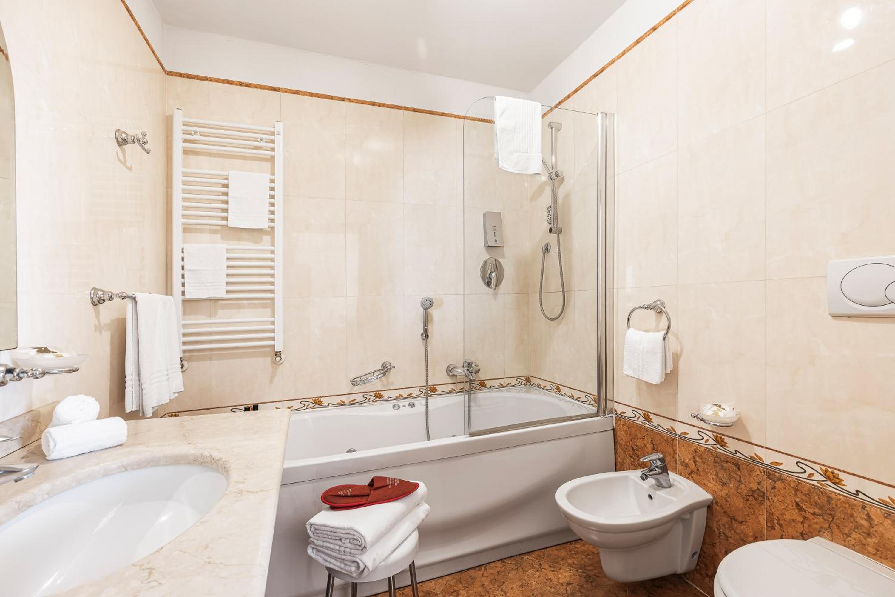 Classic Double or Twin Room thumbnail 5