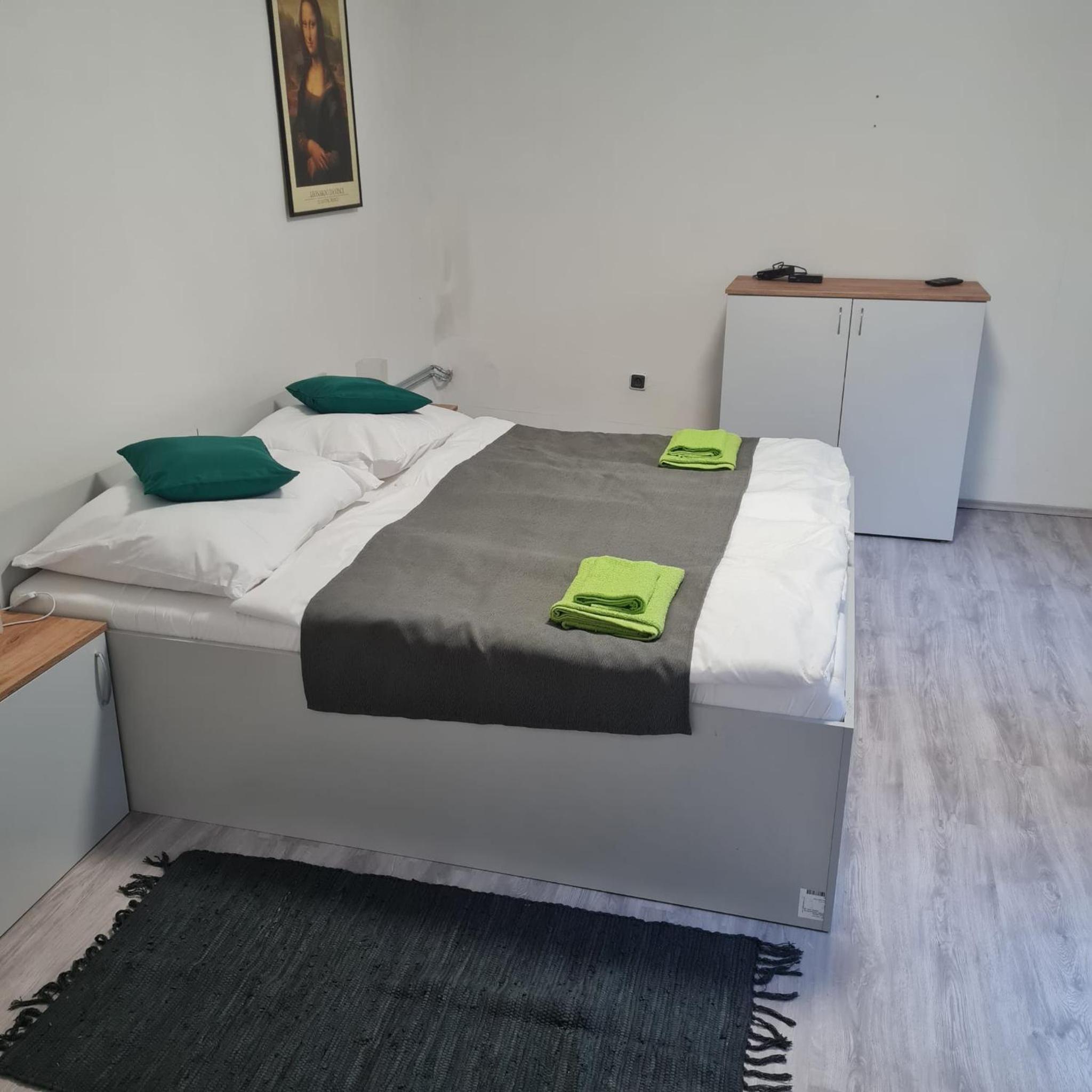 One-Bedroom Apartment photo 1