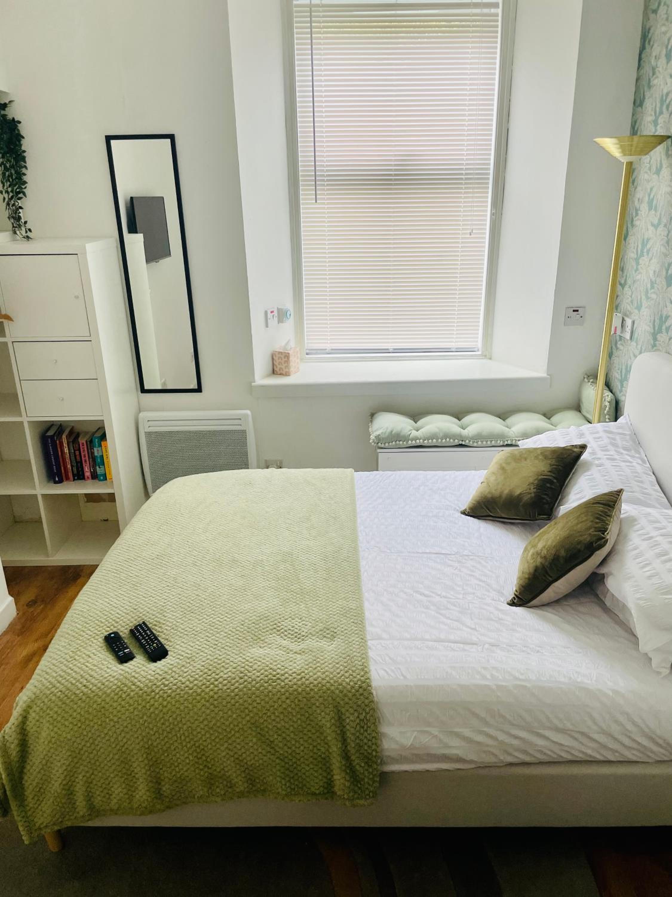 One-Bedroom Apartment photo 1