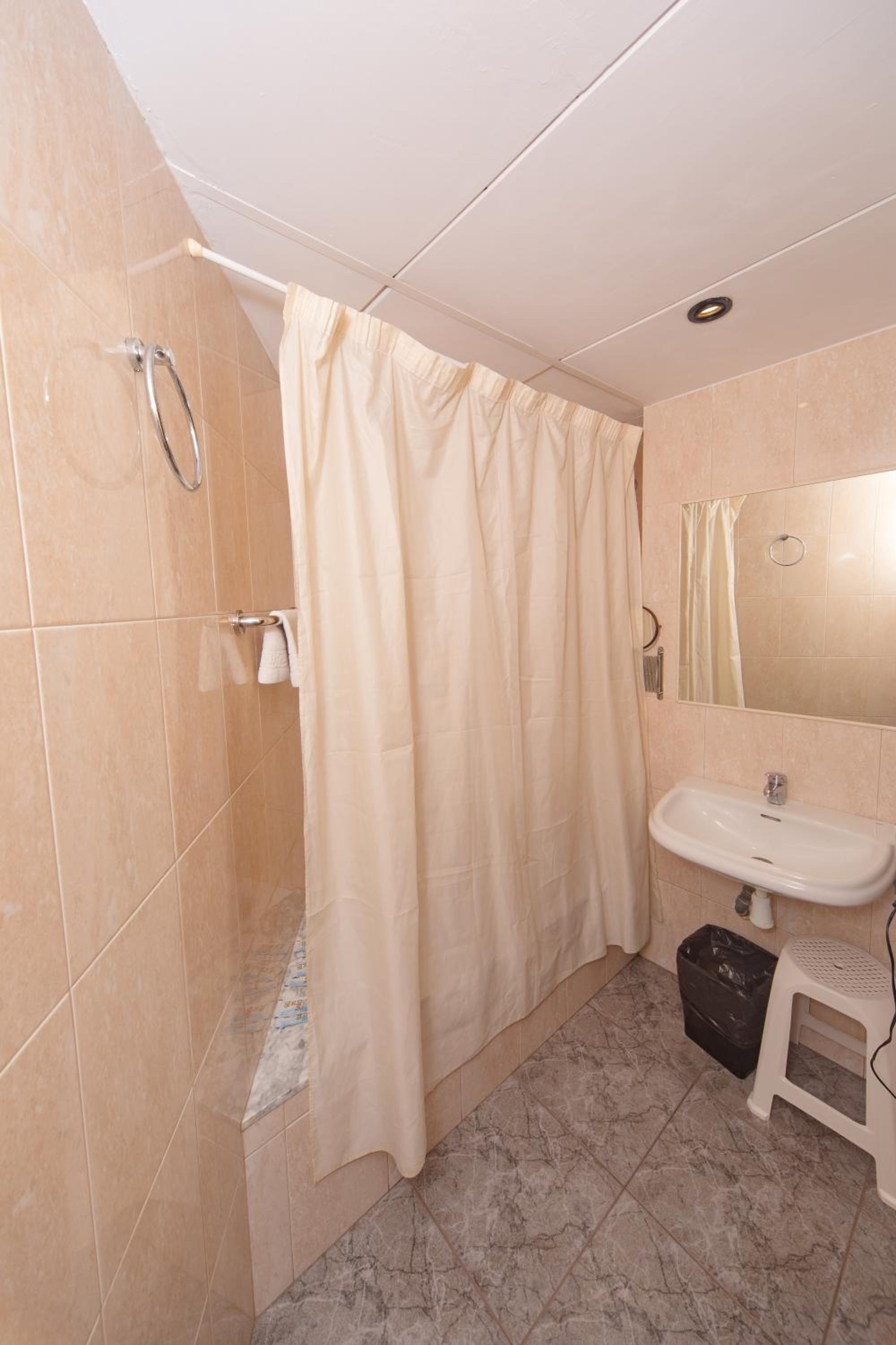Triple Room - Photo 11