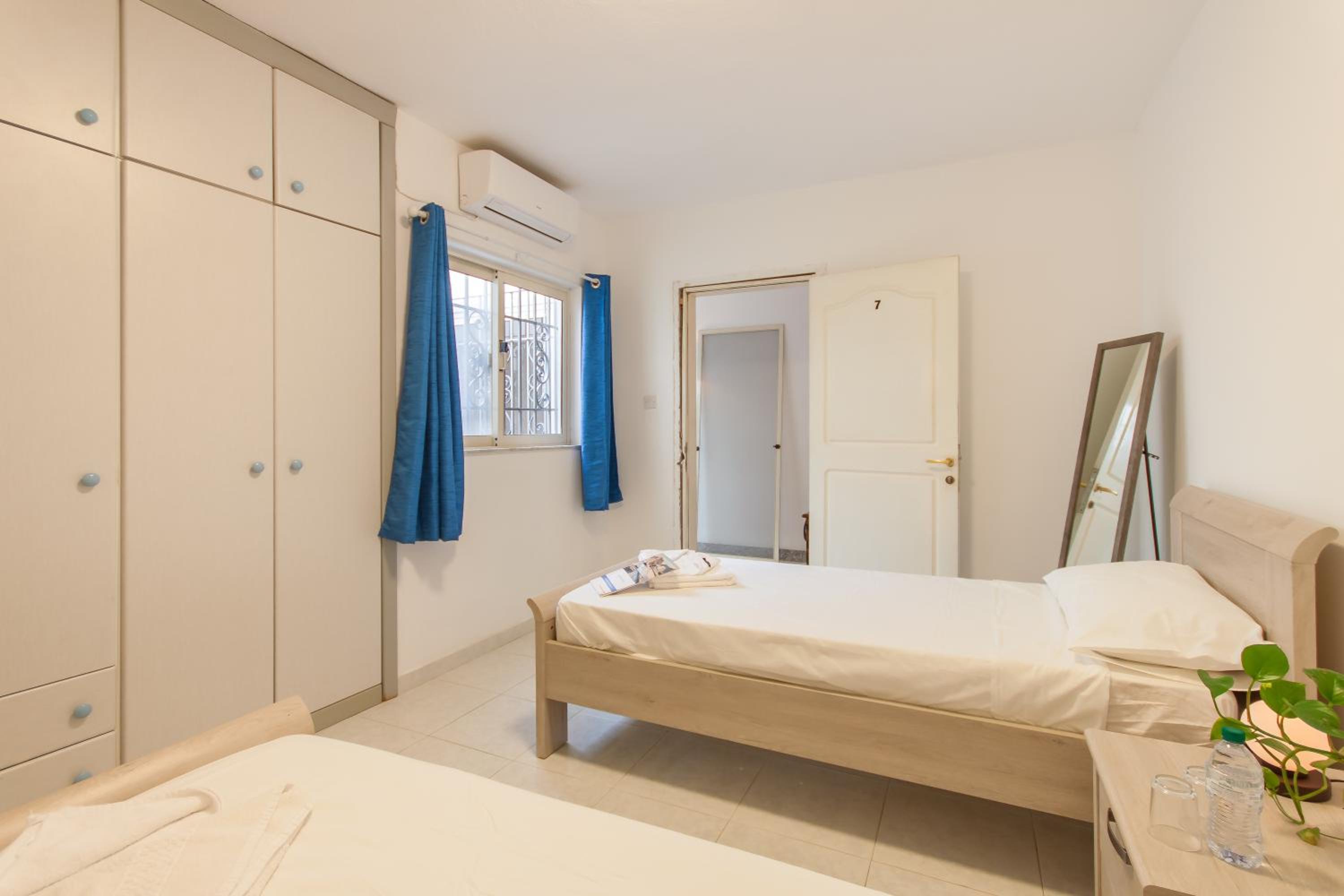 Twin Room with Shared Bathroom photo 1