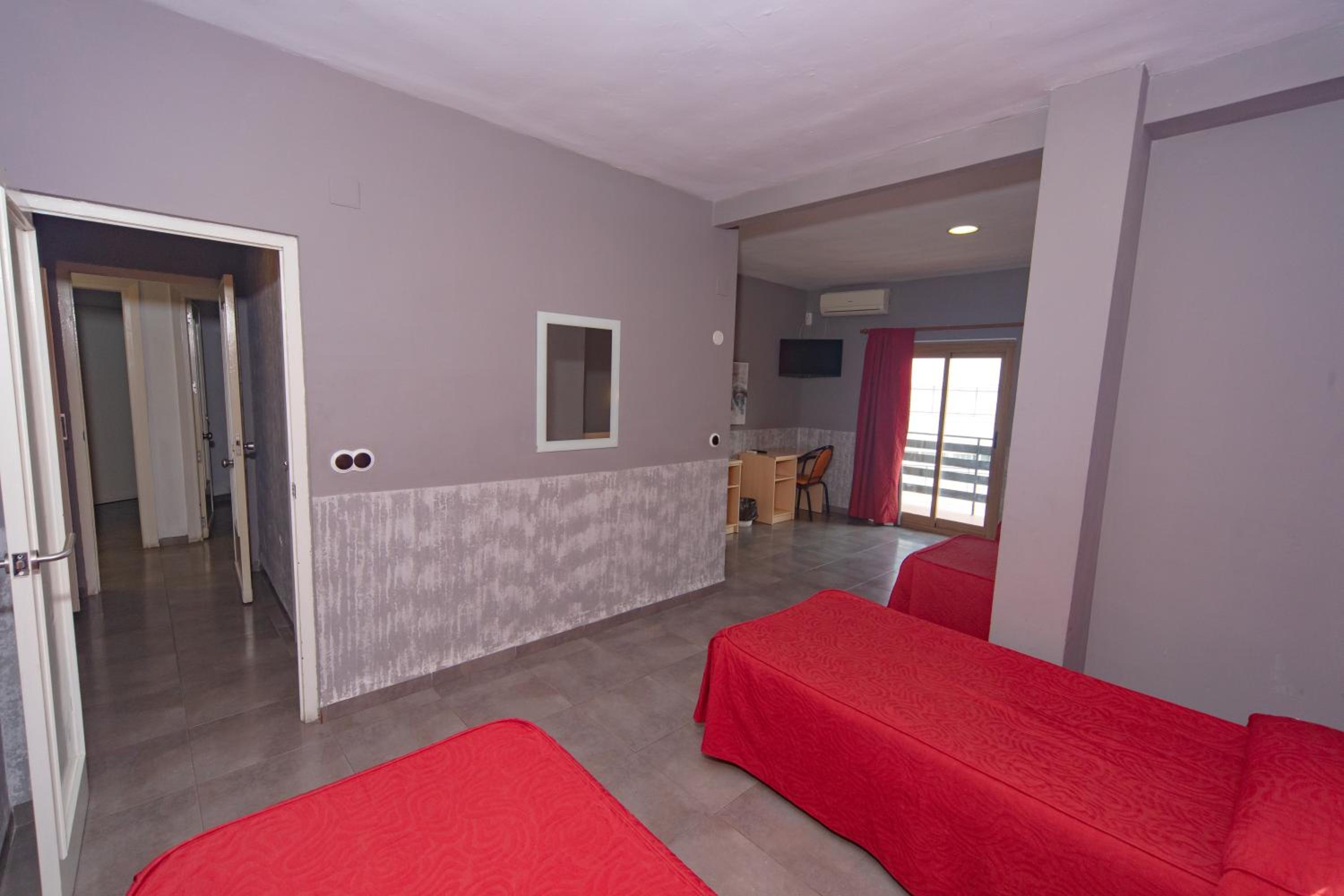 Quadruple Room - Photo 7