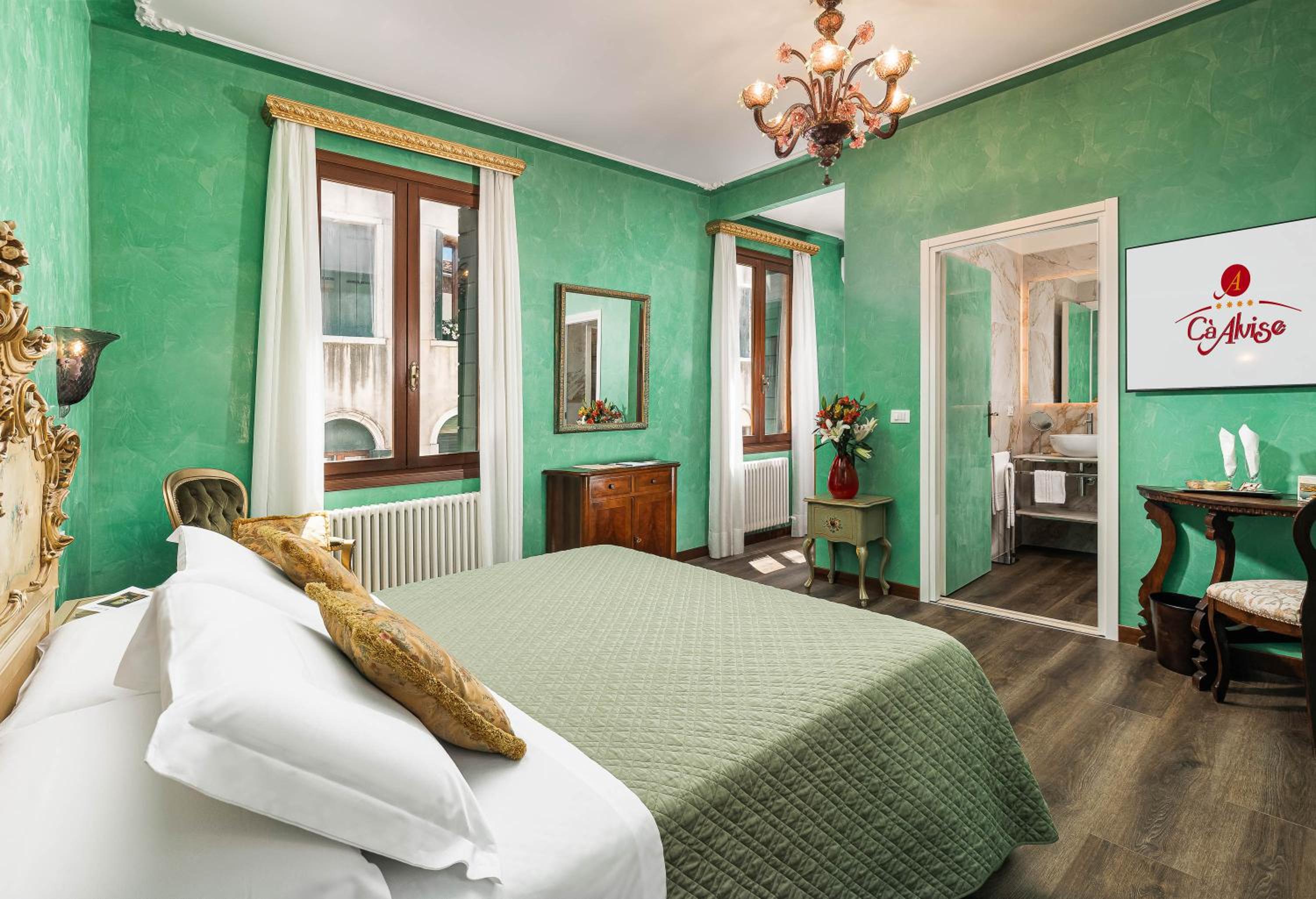 Superior Double or Twin Room thumbnail 6