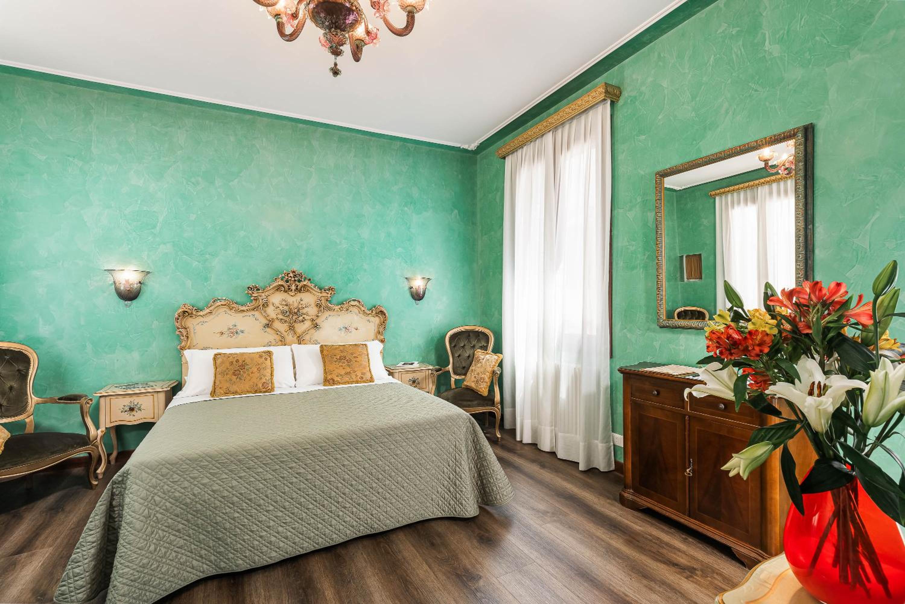Deluxe Double Room with Canal View thumbnail 5