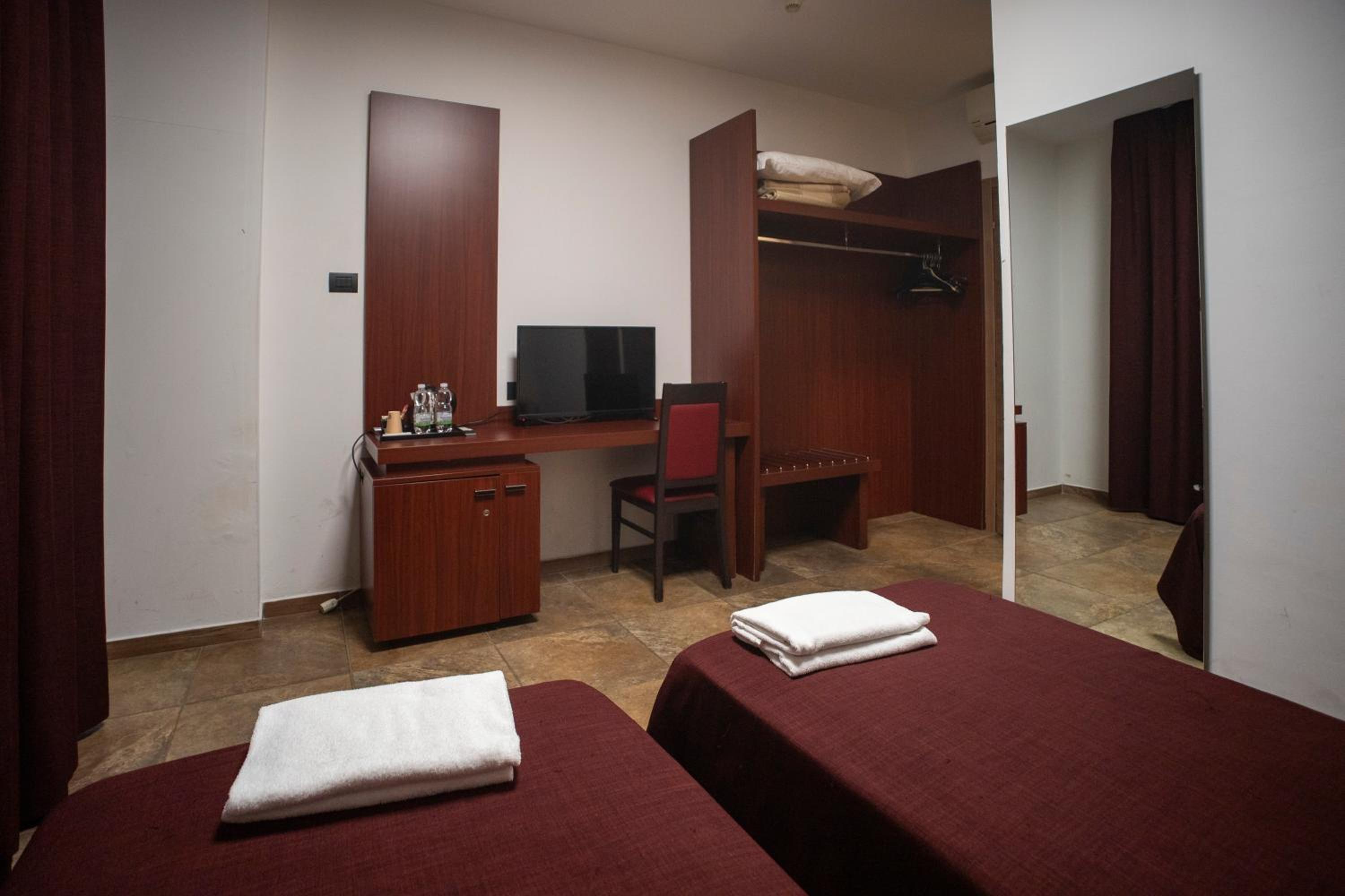 Economy Twin Room - Photo 2
