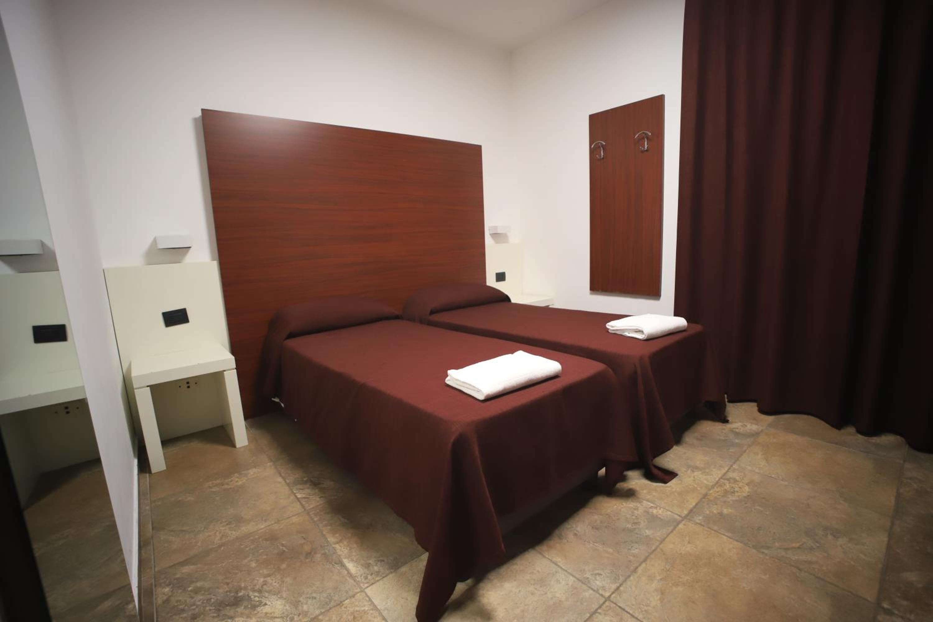 Economy Twin Room - Photo 3