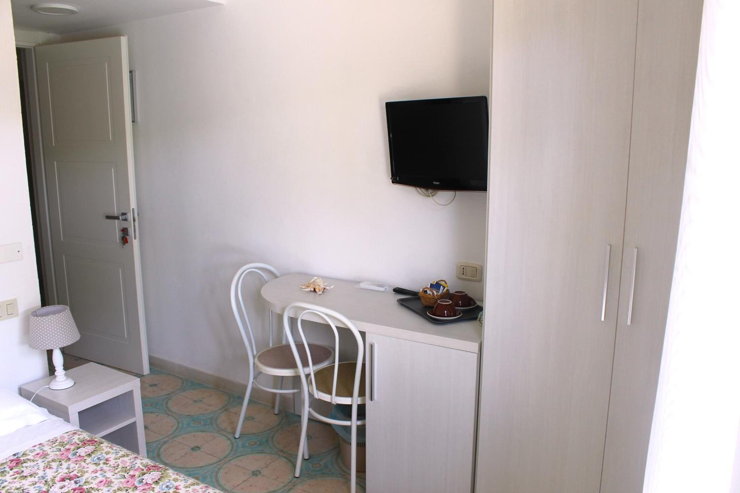 Economy Double Room photo 1