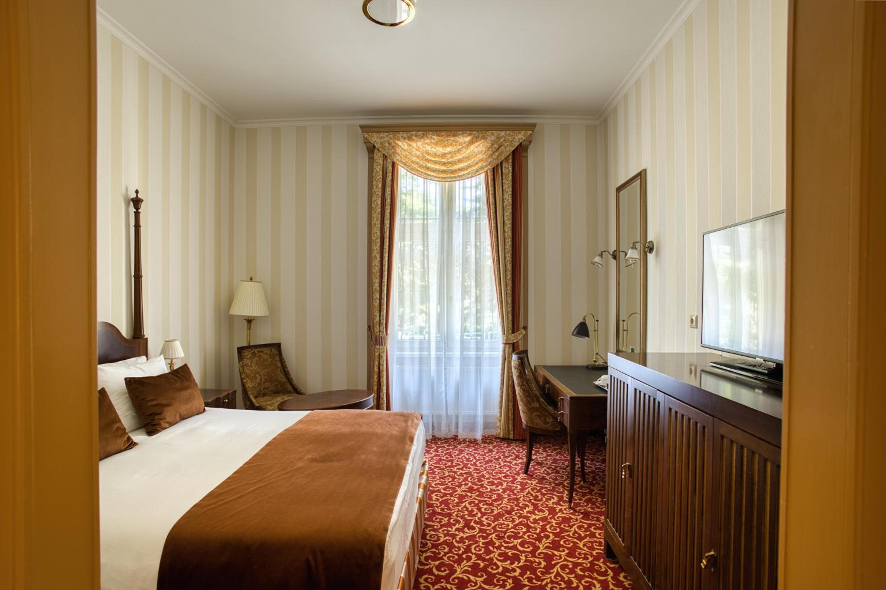 Deluxe Double Room with Wellness and Fitness Access - Photo 9