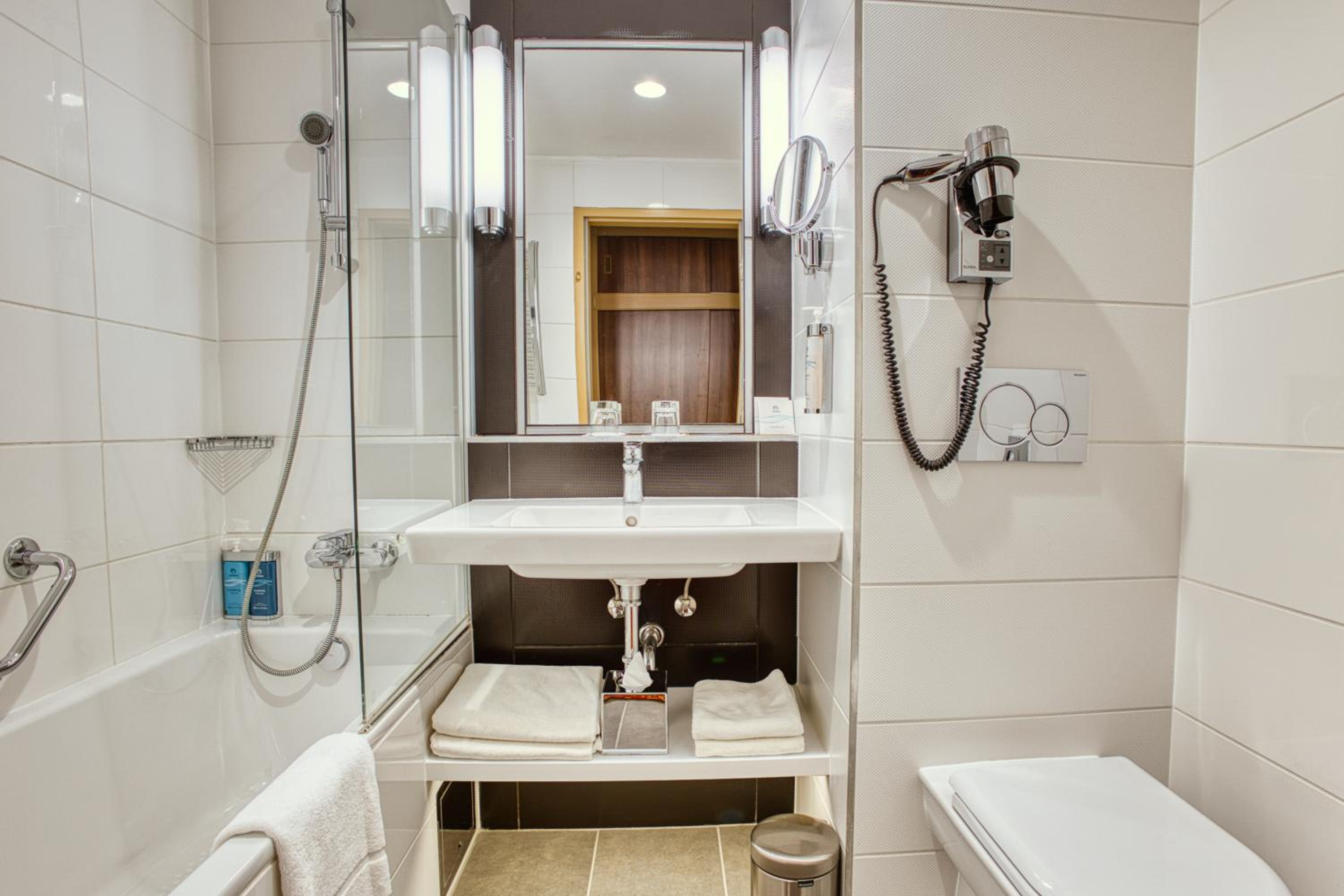 Deluxe Twin Room with Wellness and Fitness Access - Photo 7