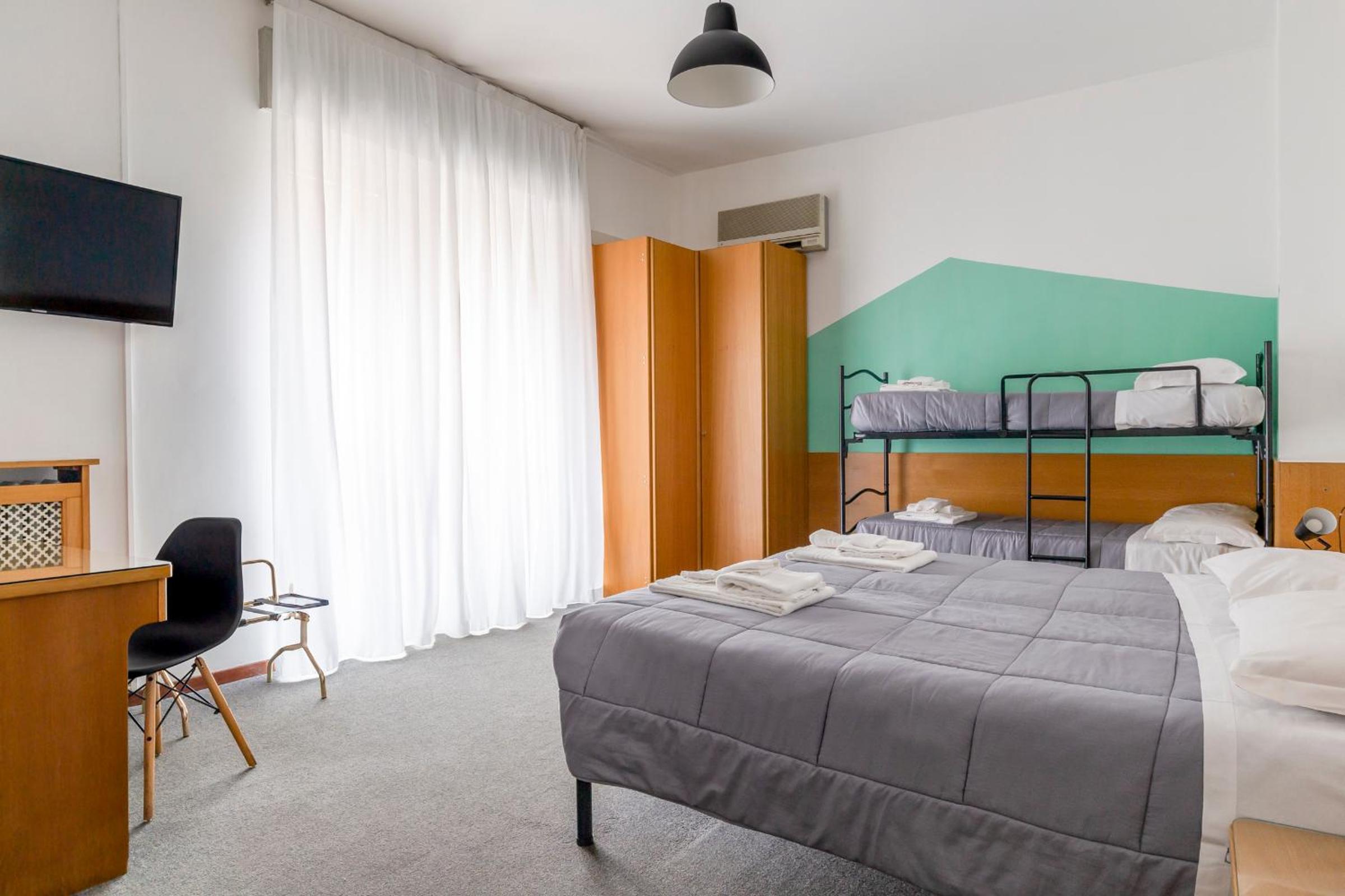 Quadruple Room - Photo 14